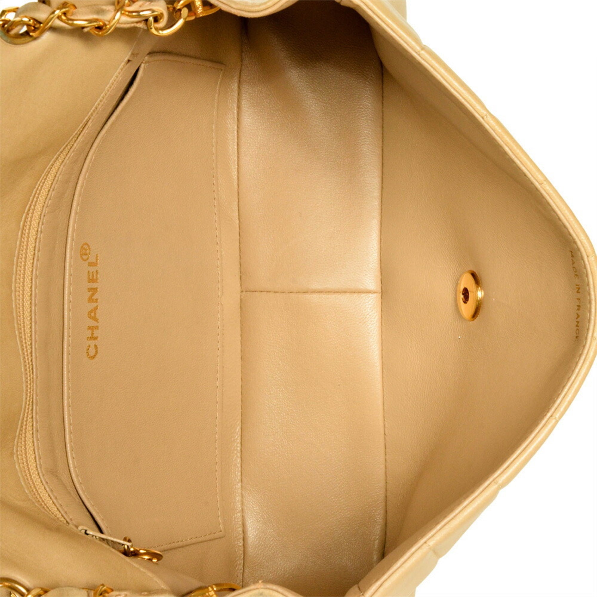 Chanel Beige Shoulder Bag (Pre-Owned)