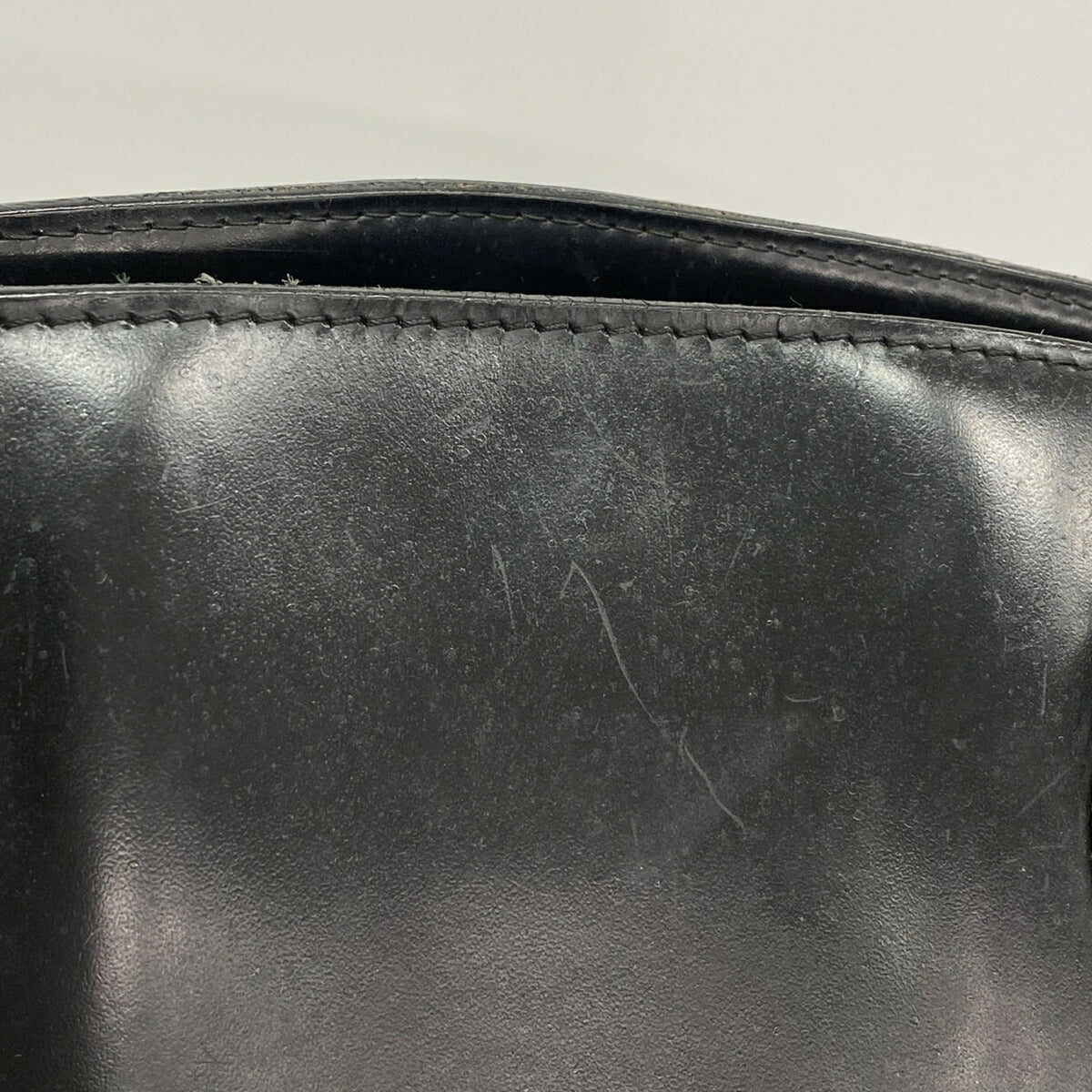 Louis Vuitton Noir Handbag (Pre-Owned)