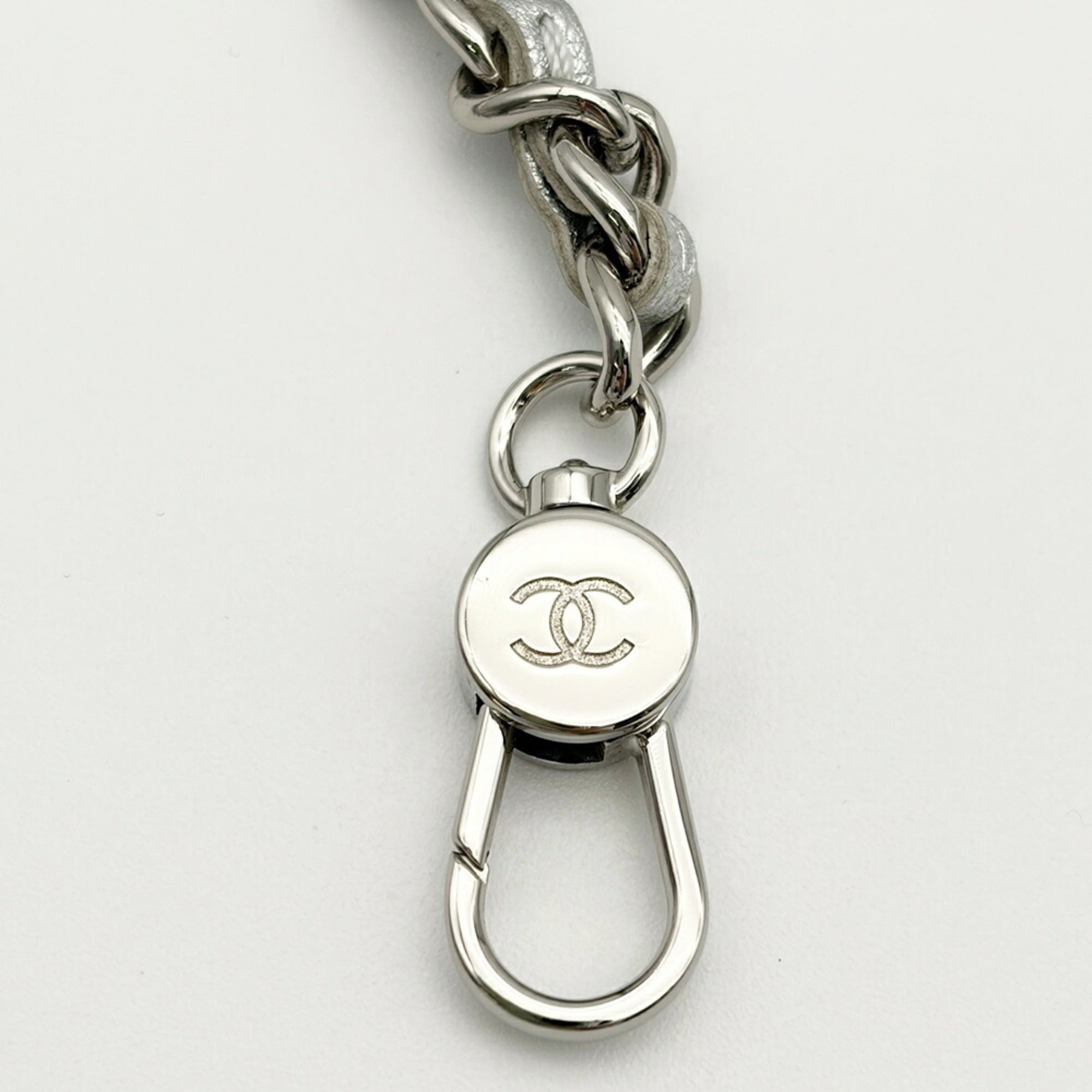 Chanel Matelasse Silver Leather Shoulder Bag (Pre-Owned)