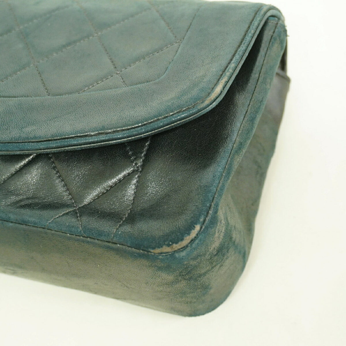Chanel Black Leather Shoulder Bag (Pre-Owned)