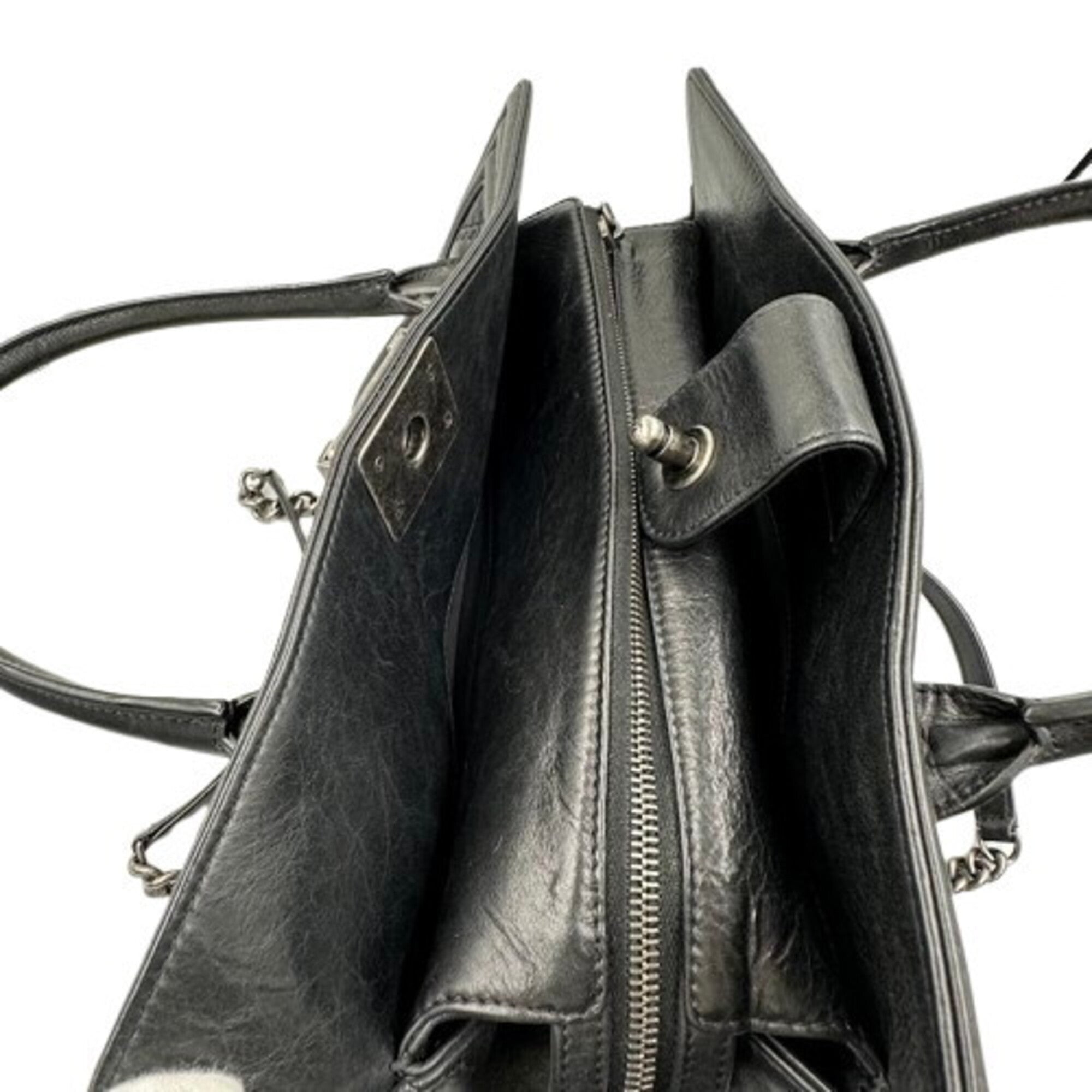 Chanel Boy Chanel Black Leather Shoulder Bag (Pre-Owned)