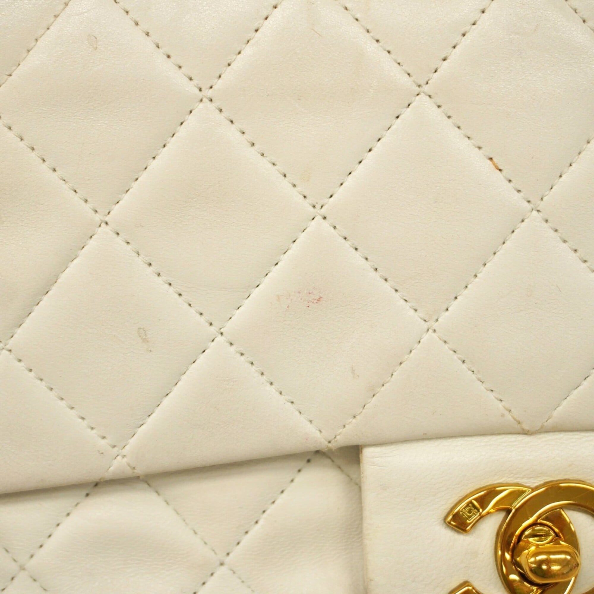 Chanel White Leather Shoulder Bag (Pre-Owned)