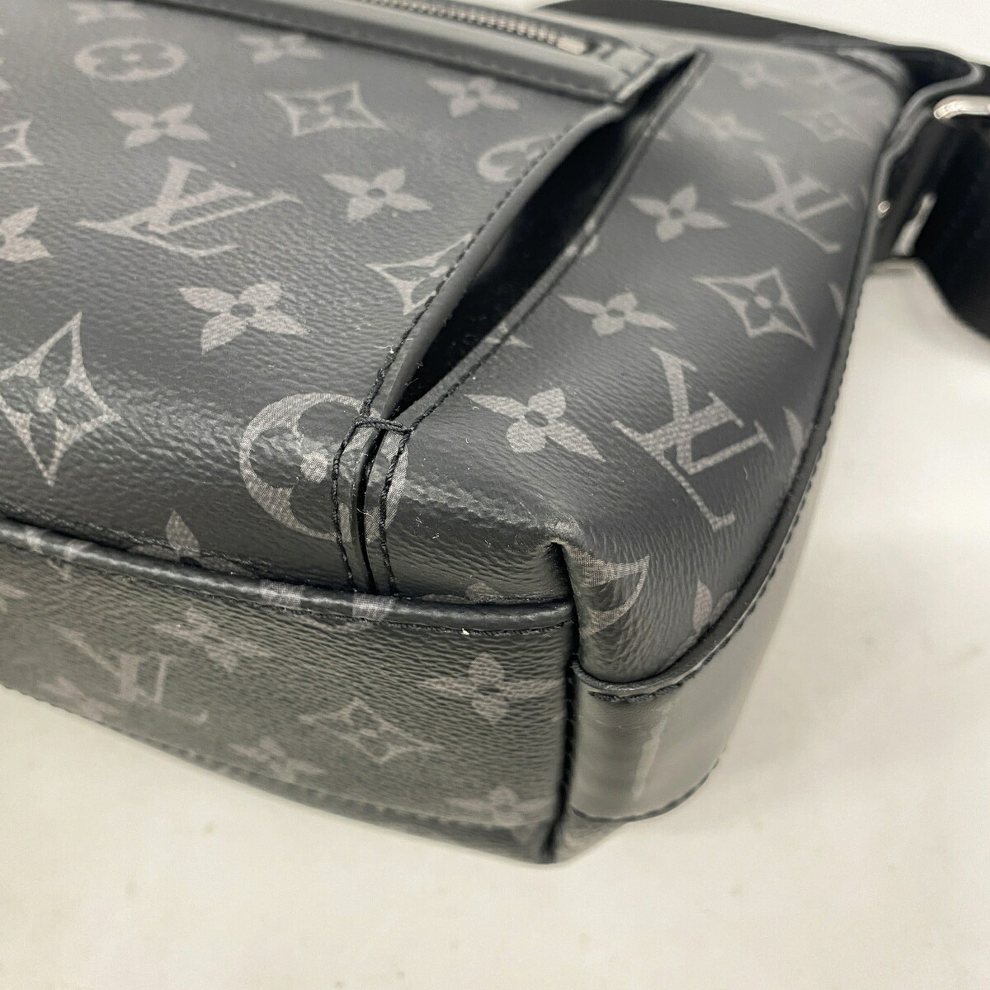 Louis Vuitton Black Shoulder Bag (Pre-Owned)