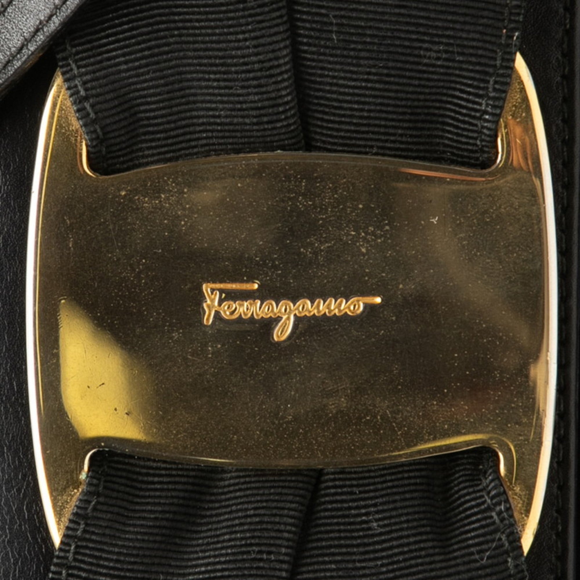 Salvatore Ferragamo Black Leather Shoulder Bag (Pre-Owned)