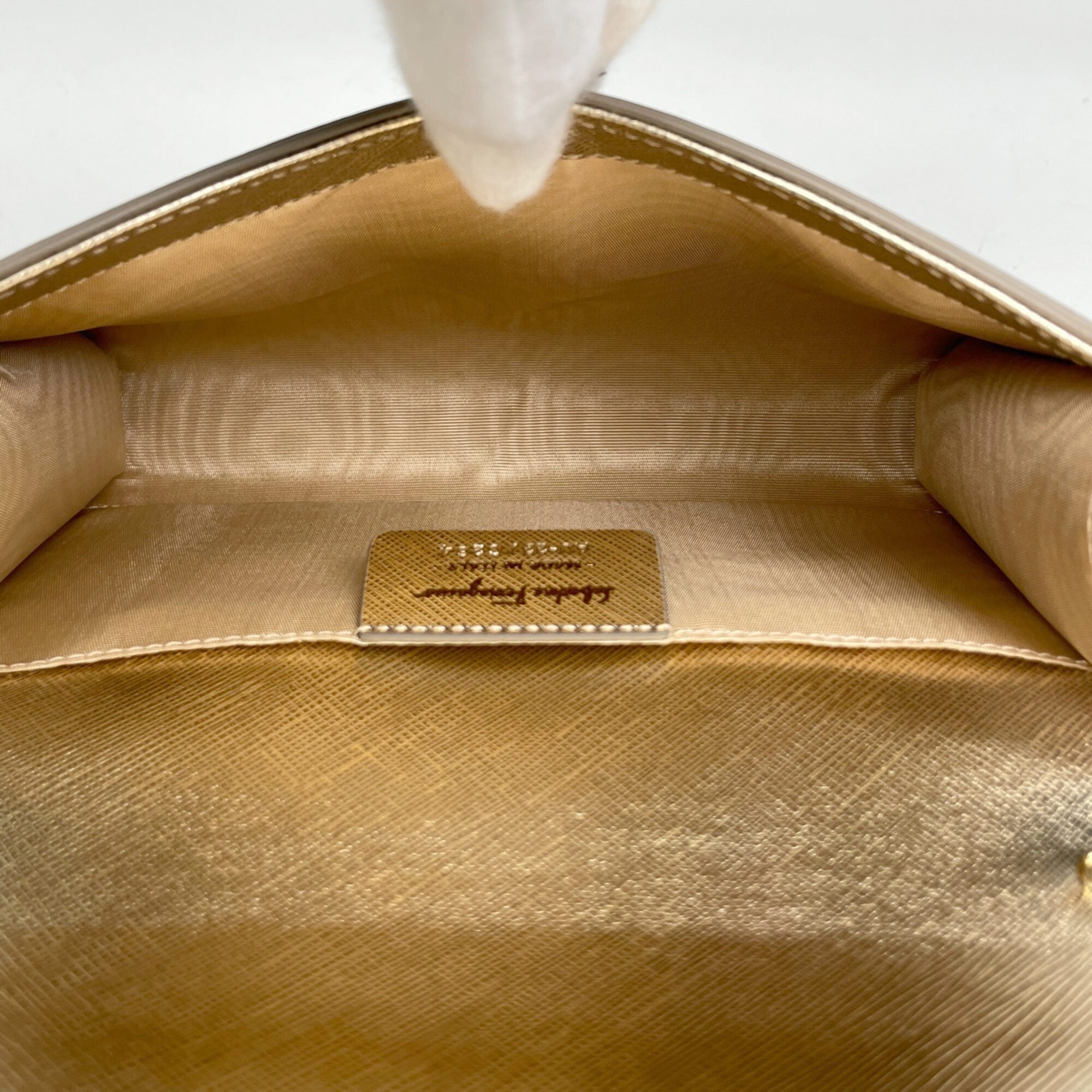 Salvatore Ferragamo Gold Leather Shoulder Bag (Pre-Owned)