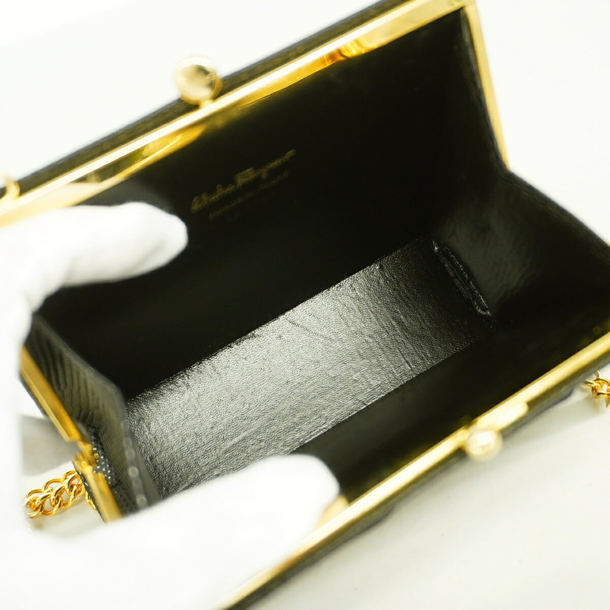 Salvatore Ferragamo Black Leather Shoulder Bag (Pre-Owned)