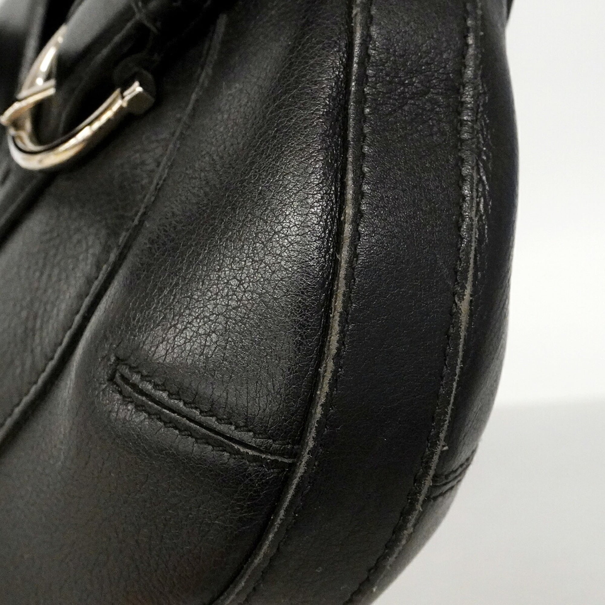 Salvatore Ferragamo Black Leather Shoulder Bag (Pre-Owned)