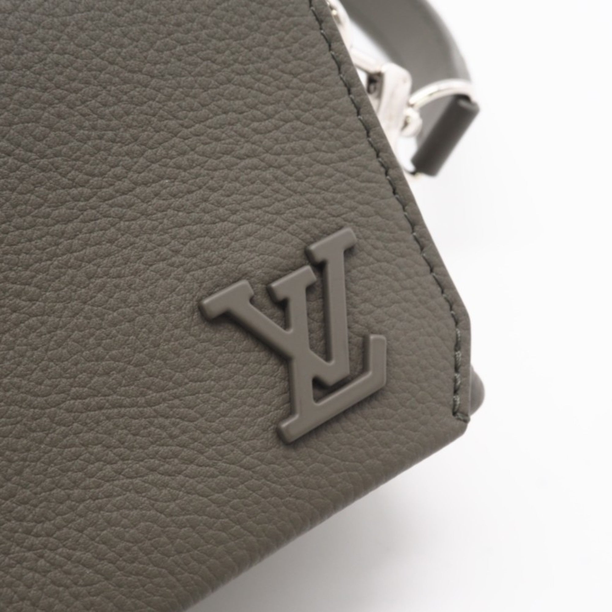 Louis Vuitton Khaki Leather Shoulder Bag (Pre-Owned)