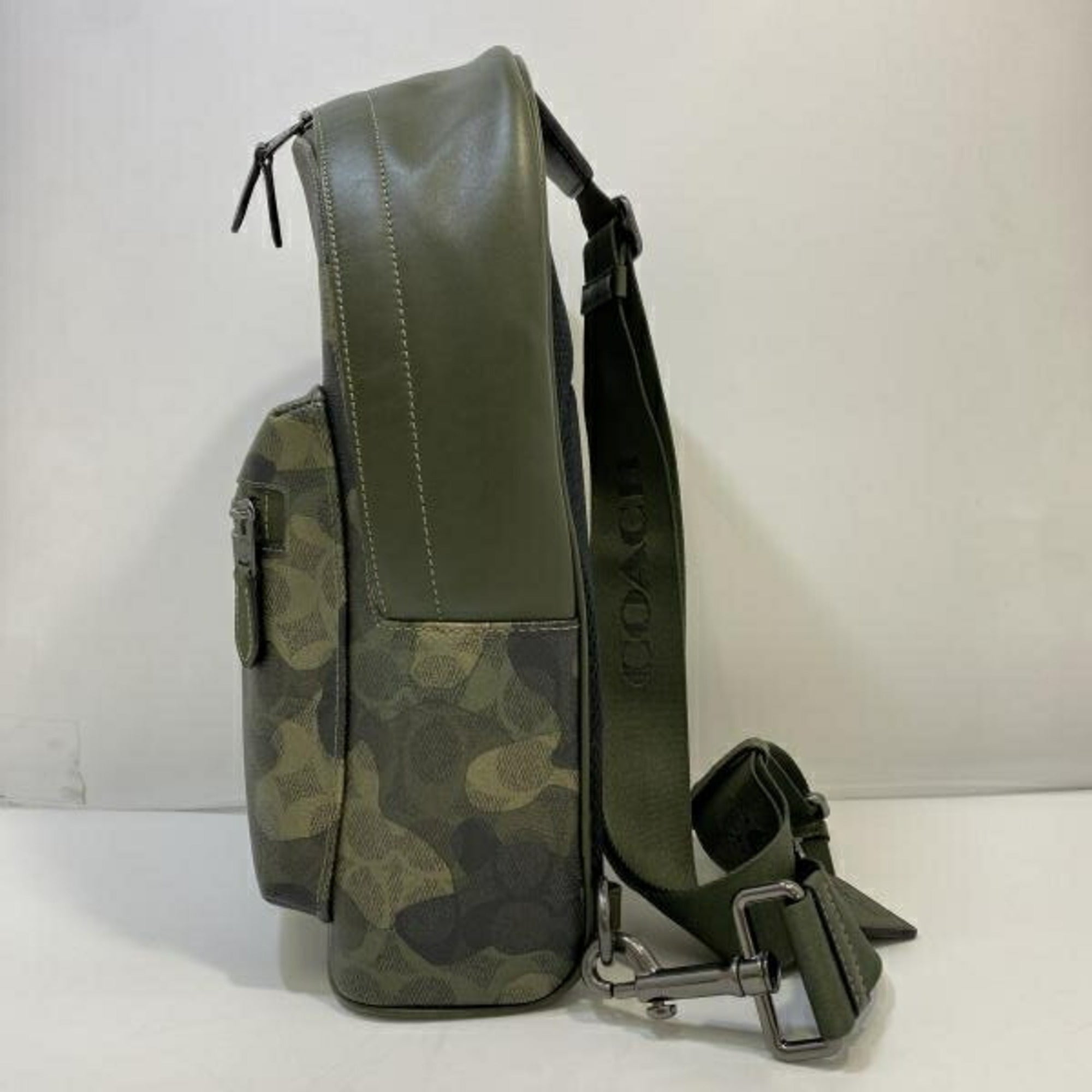 Coach Green Shoulder Bag (Pre-Owned)