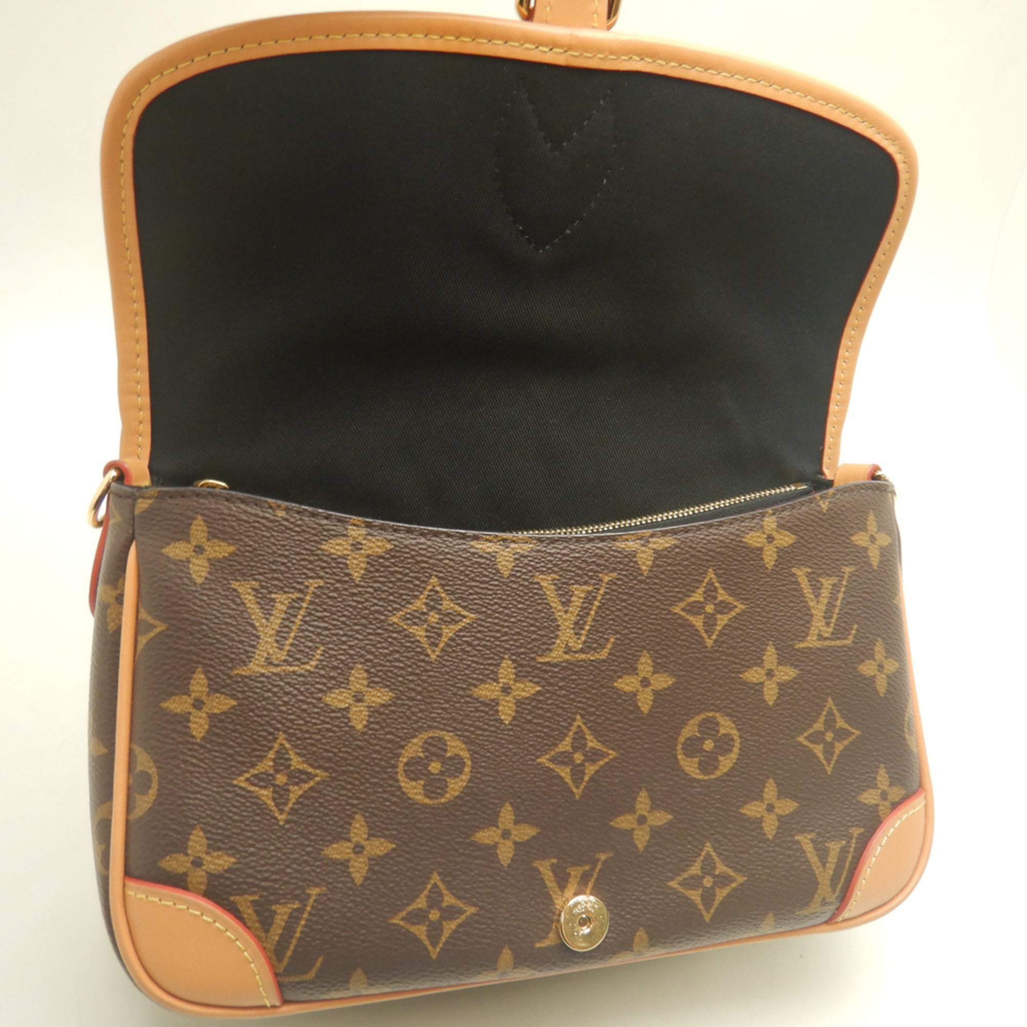 Louis Vuitton Brown Monogram Canvas Shoulder Bag (Pre-Owned)