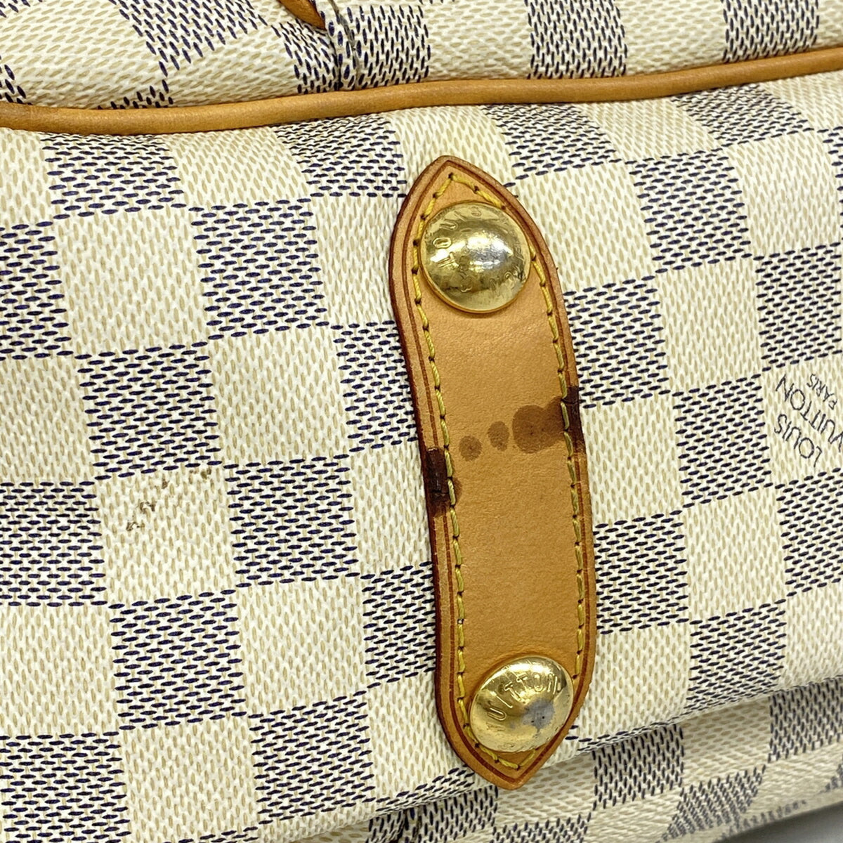 Louis Vuitton White Shoulder Bag (Pre-Owned)