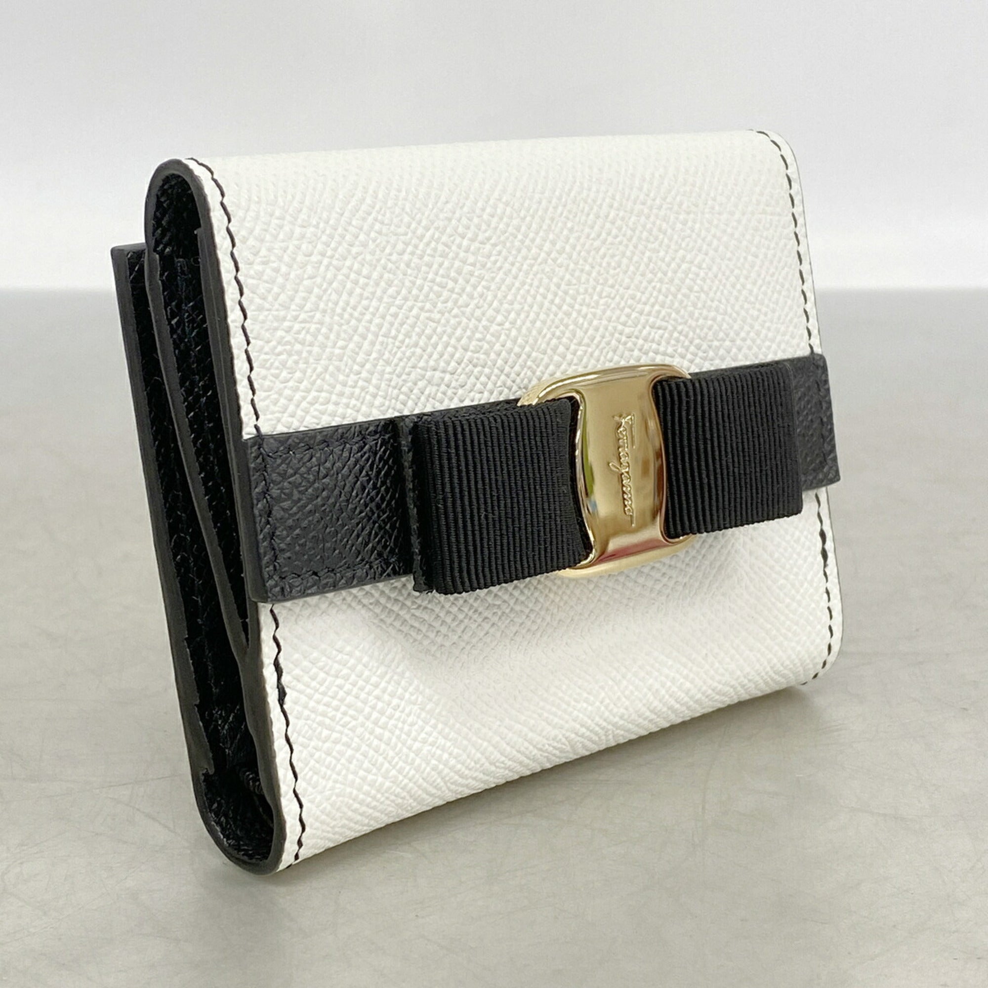 Salvatore Ferragamo Black White Leather Wallet (Bi-Fold) (Pre-Owned)