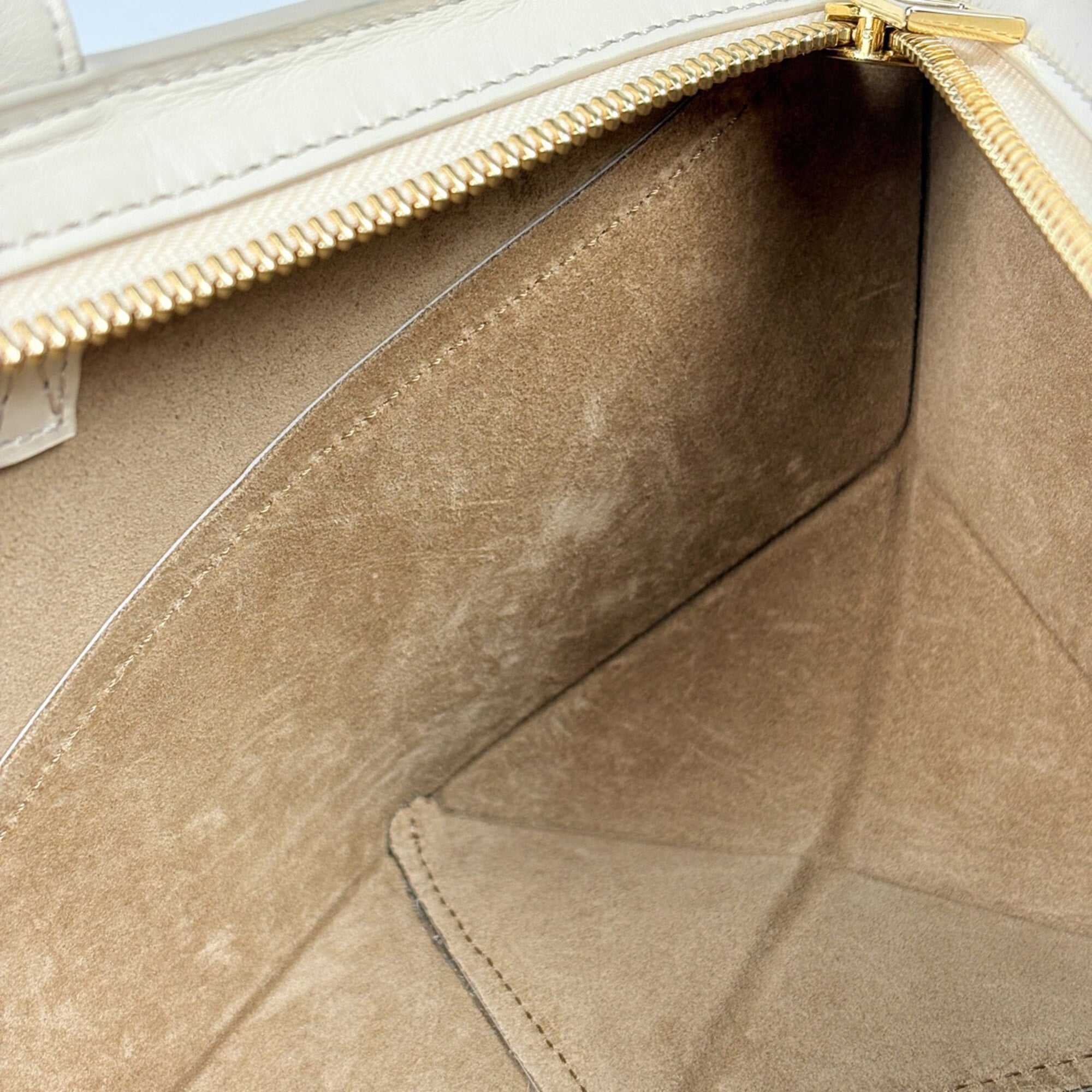 Loewe White Leather Shoulder Bag (Pre-Owned)