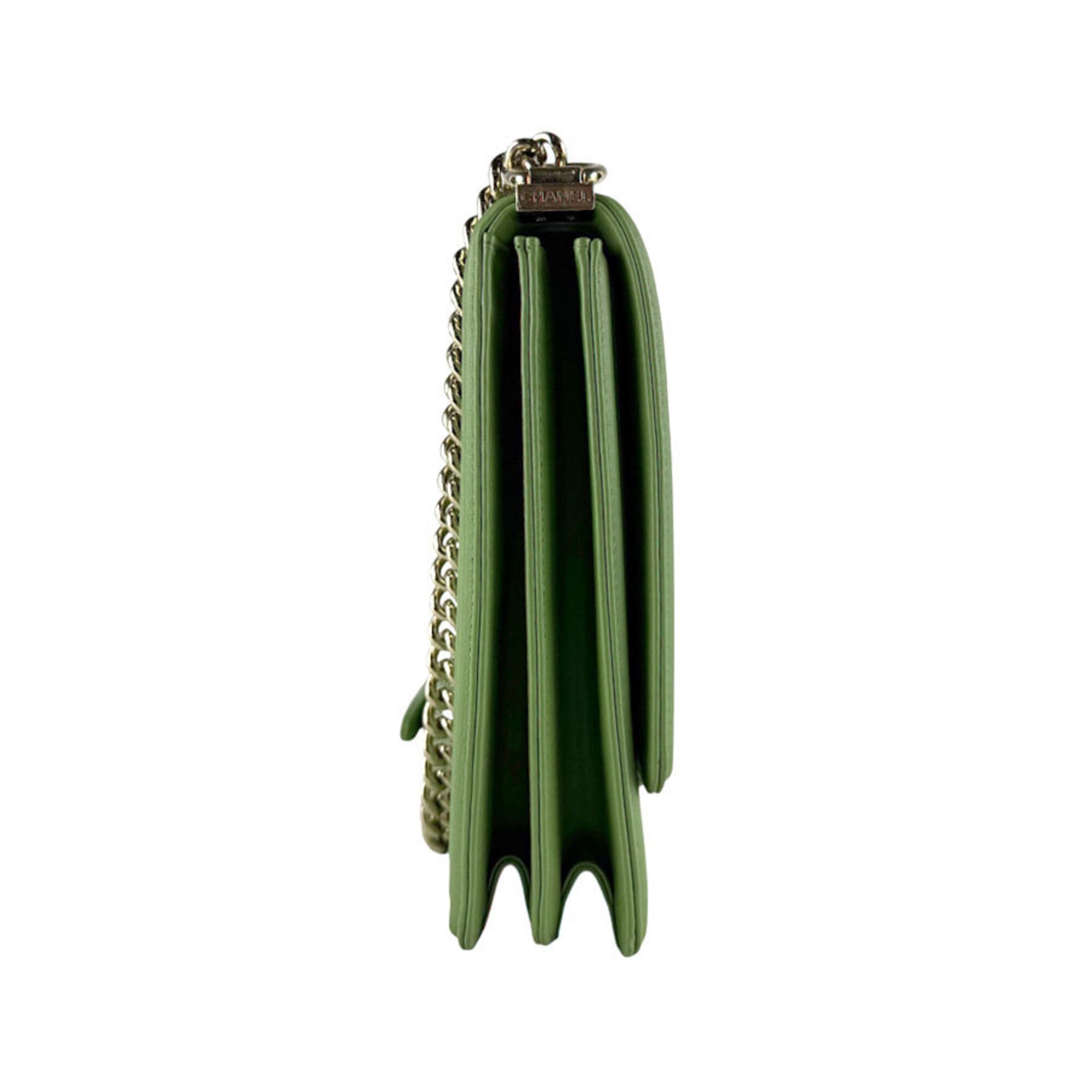 Chanel Green Leather Shoulder Bag (Pre-Owned)