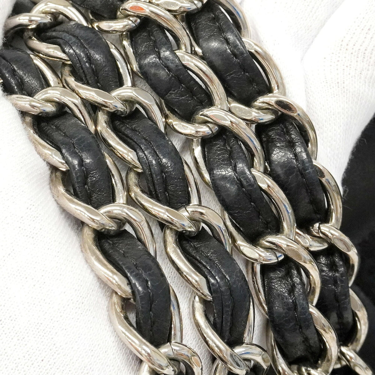 Chanel Black Leather Shoulder Bag (Pre-Owned)