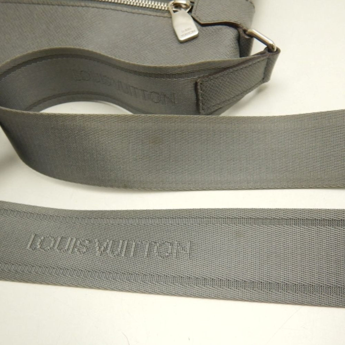 Louis Vuitton Taiga Glacier Taiga Leather Shoulder Bag (Pre-Owned)
