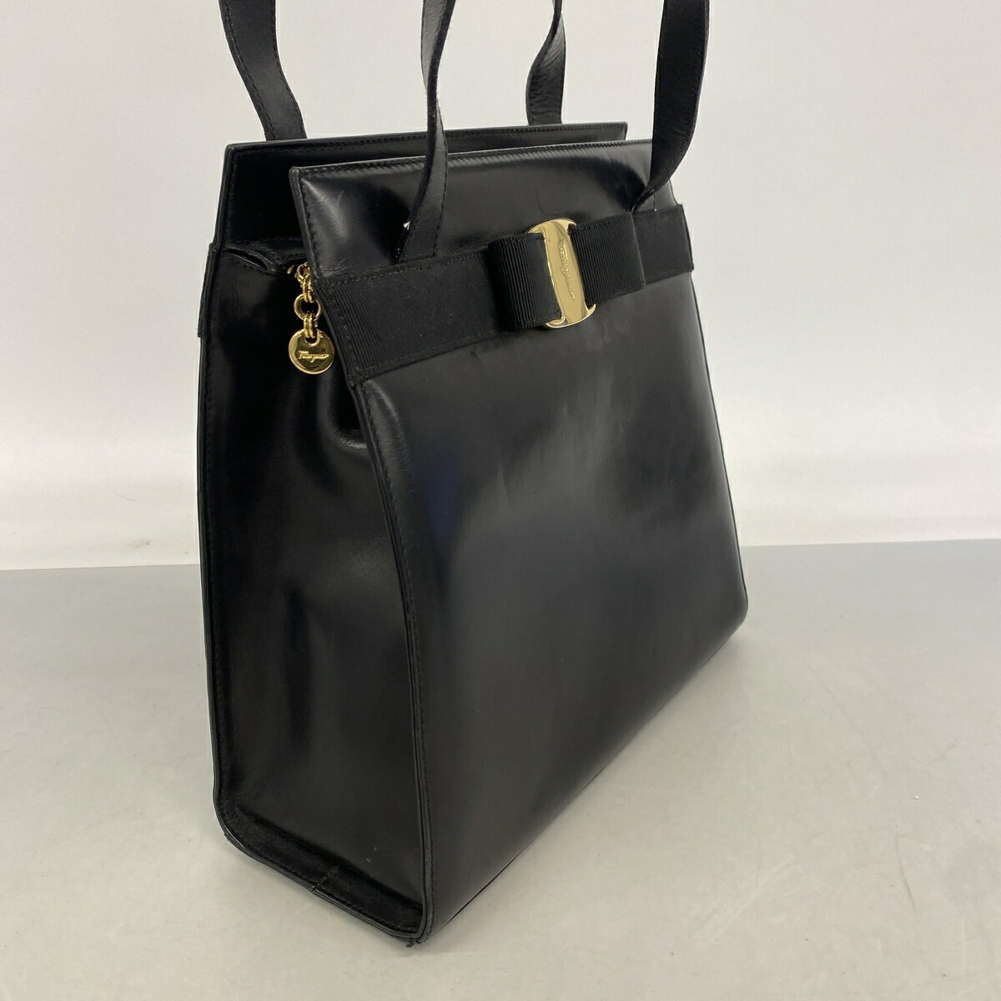 Salvatore Ferragamo Black Leather Shoulder Bag (Pre-Owned)