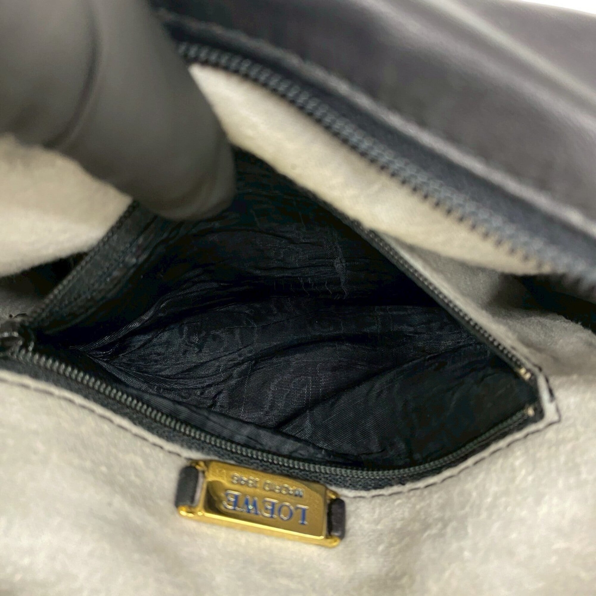 Loewe Black Leather Pochette Shoulder Bag (Pre-Owned)