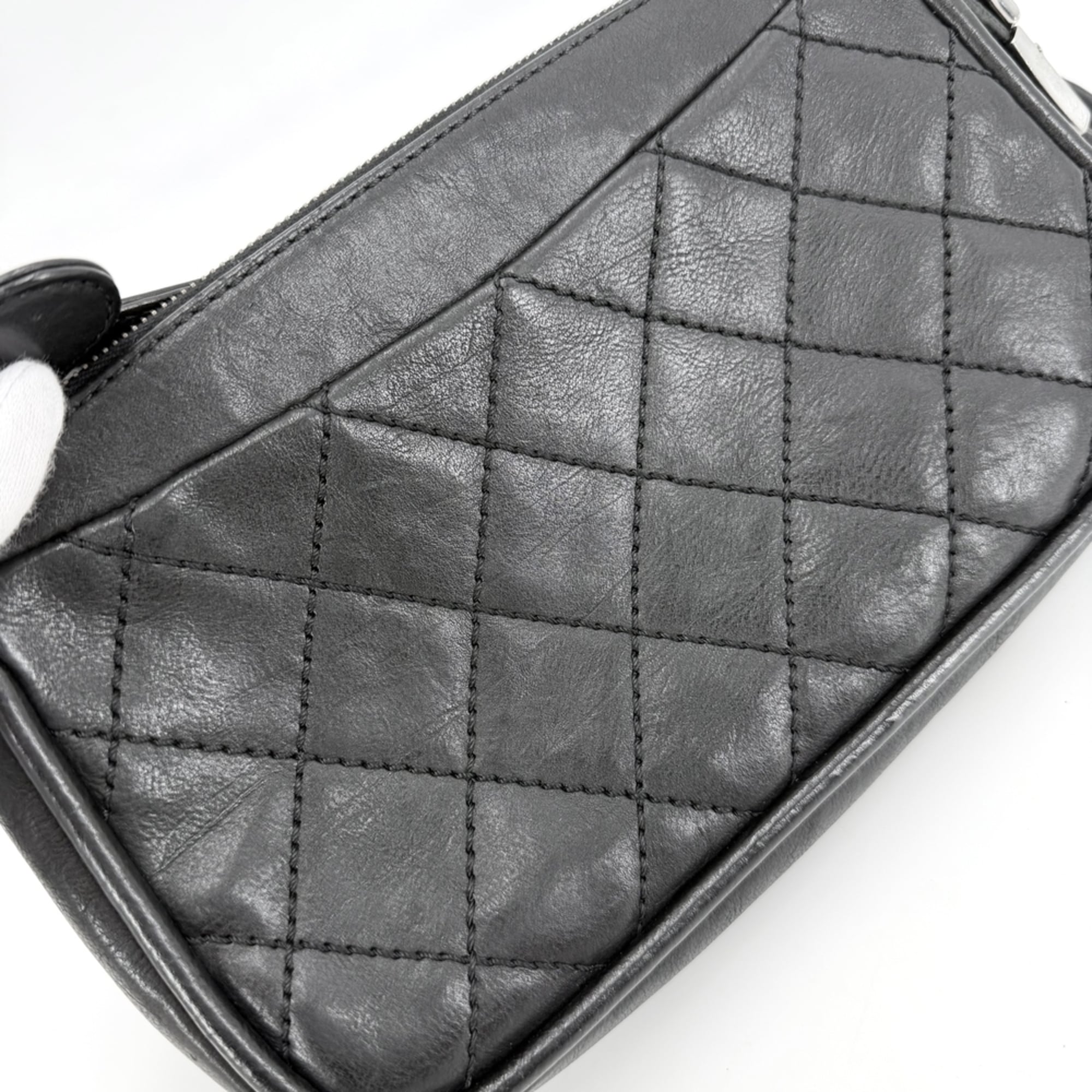 Chanel Black Leather Shoulder Bag (Pre-Owned)