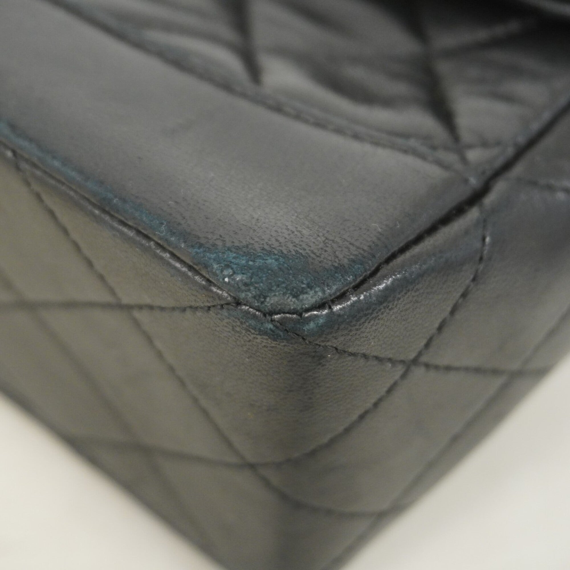 Chanel Black Leather Shoulder Bag (Pre-Owned)
