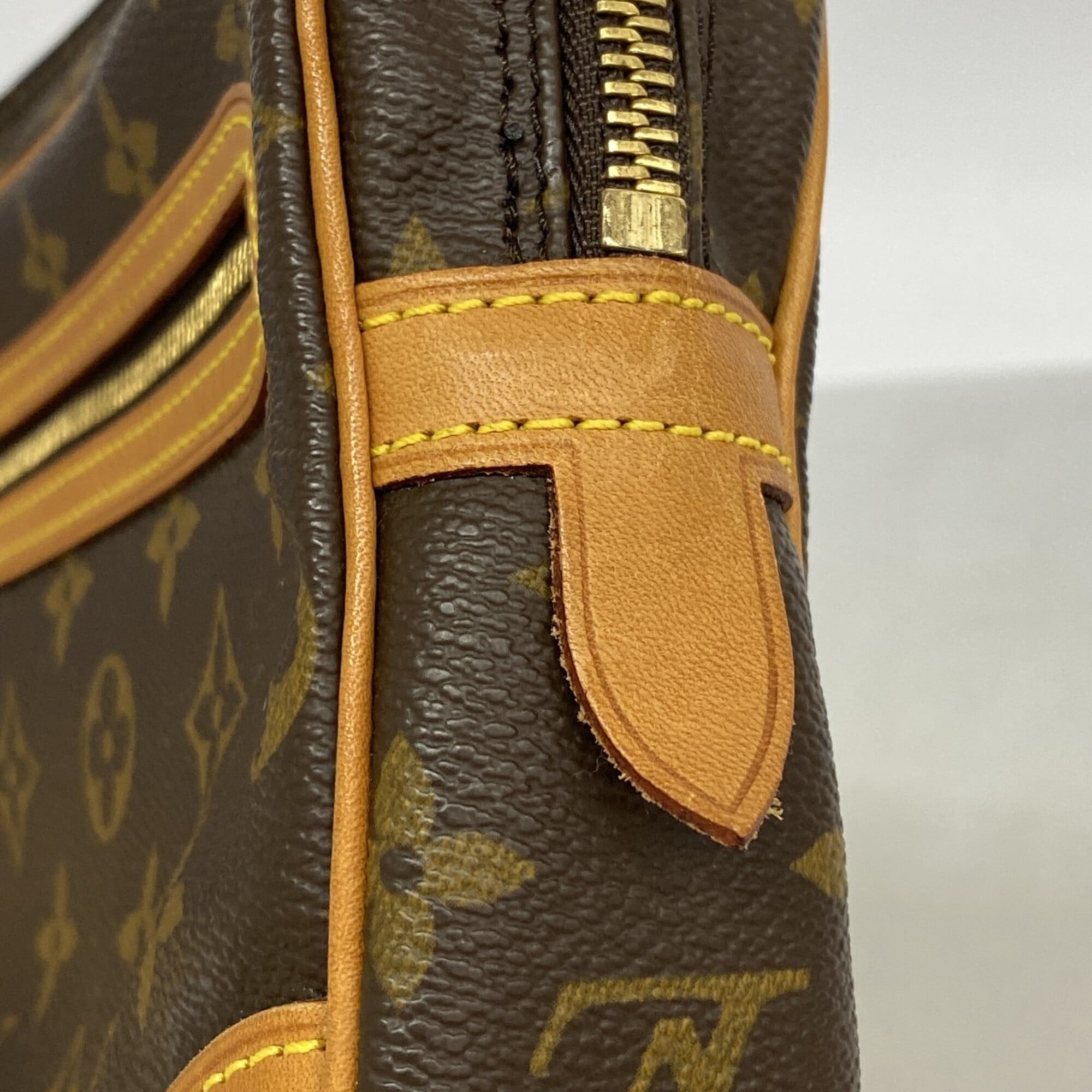 Louis Vuitton Brown Clutch Bag (Pre-Owned)