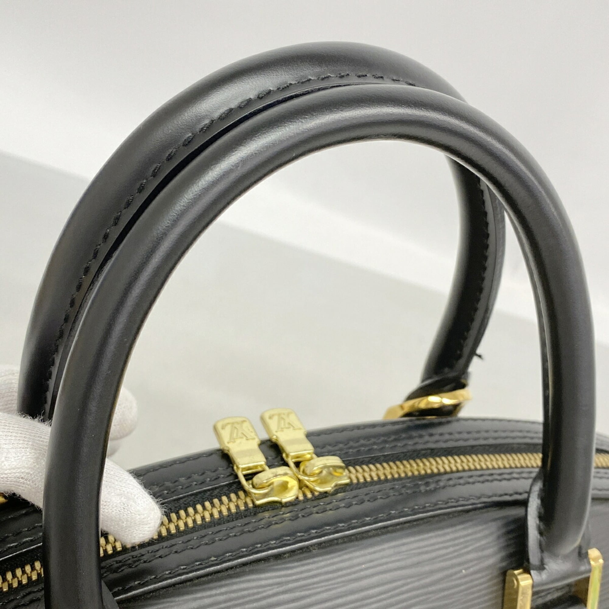 Louis Vuitton Noir Handbag (Pre-Owned)