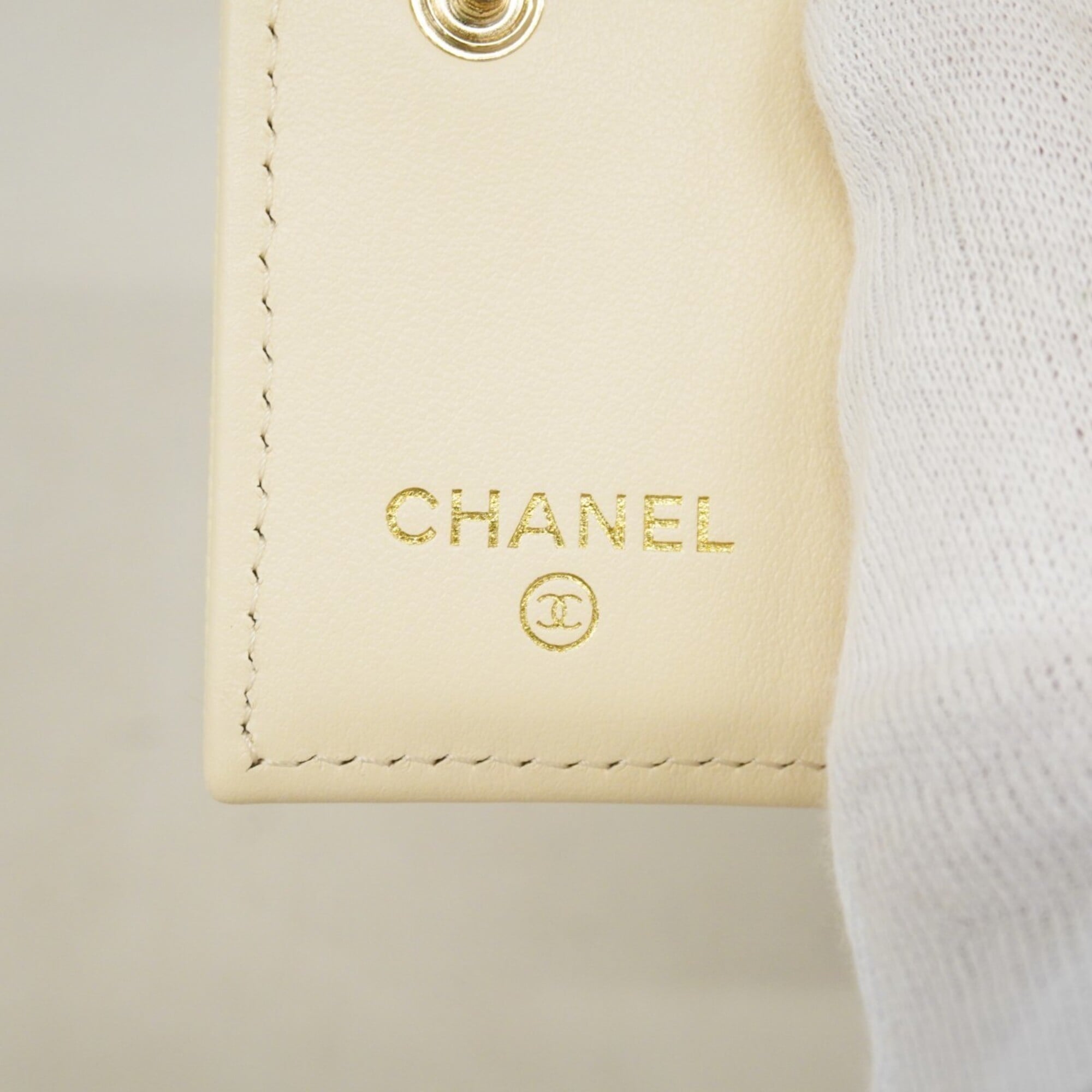 Chanel White Grained Calfskin Wallet (Bi-Fold) (Pre-Owned)