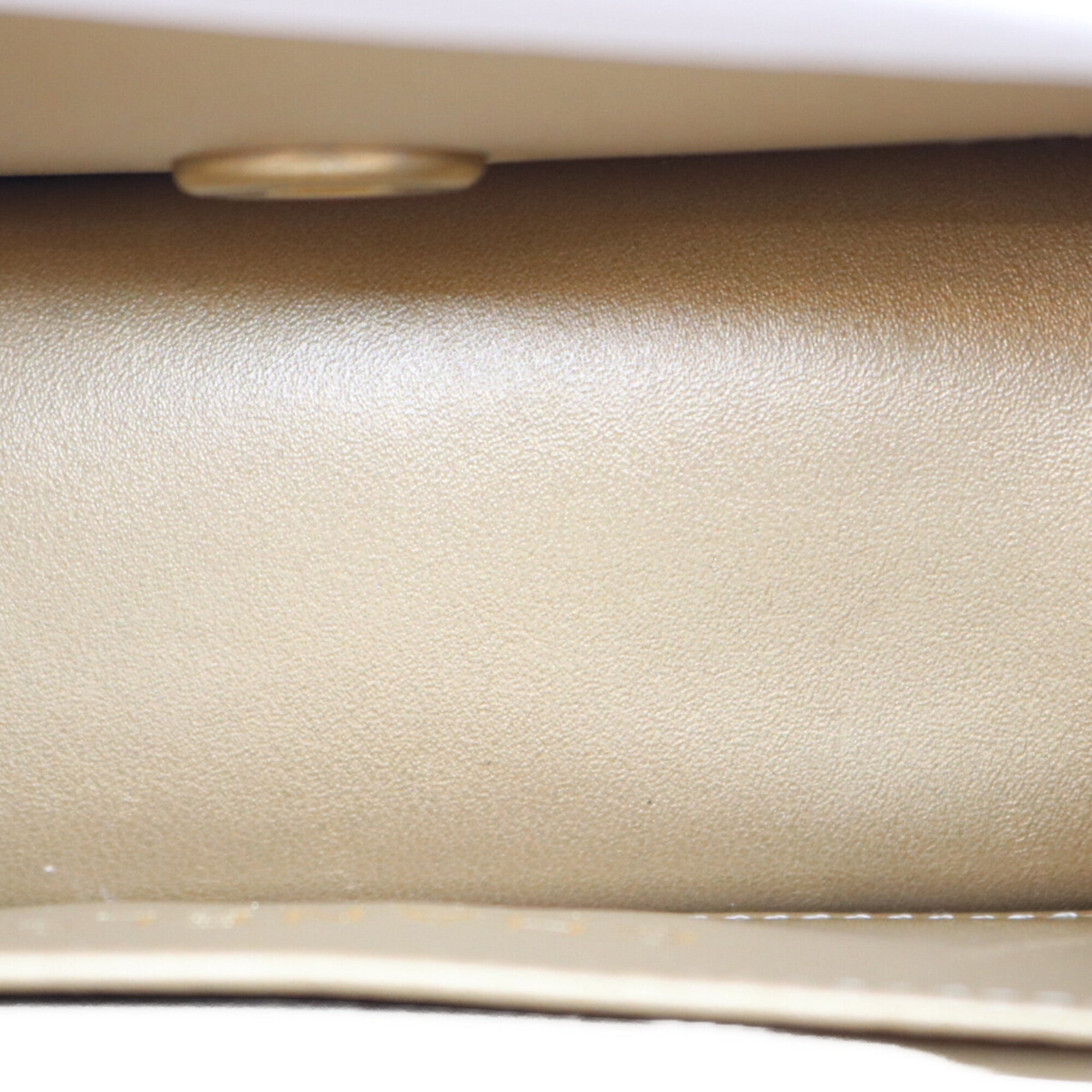 Chanel White Leather Shoulder Bag (Pre-Owned)