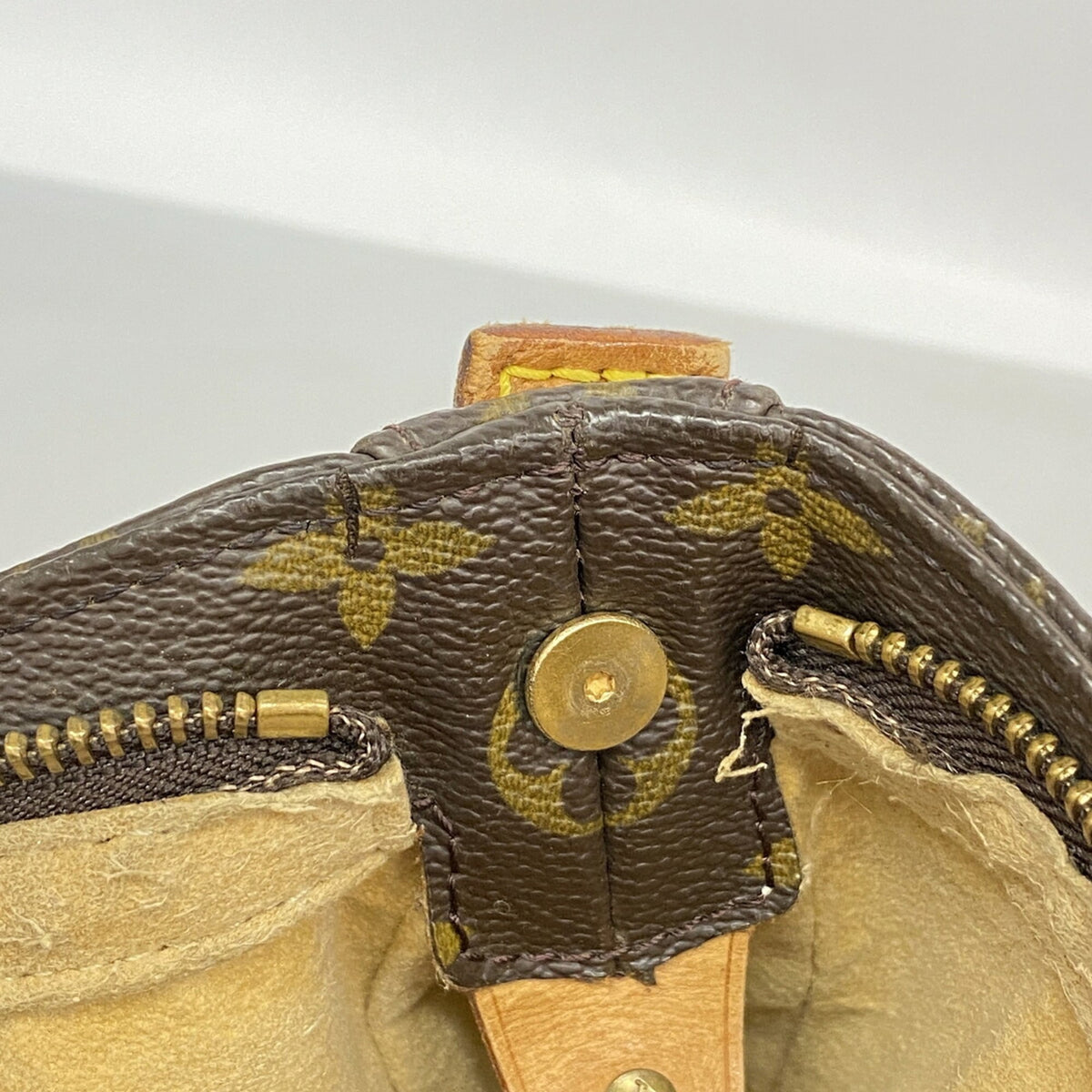 Louis Vuitton Brown Shoulder Bag (Pre-Owned)