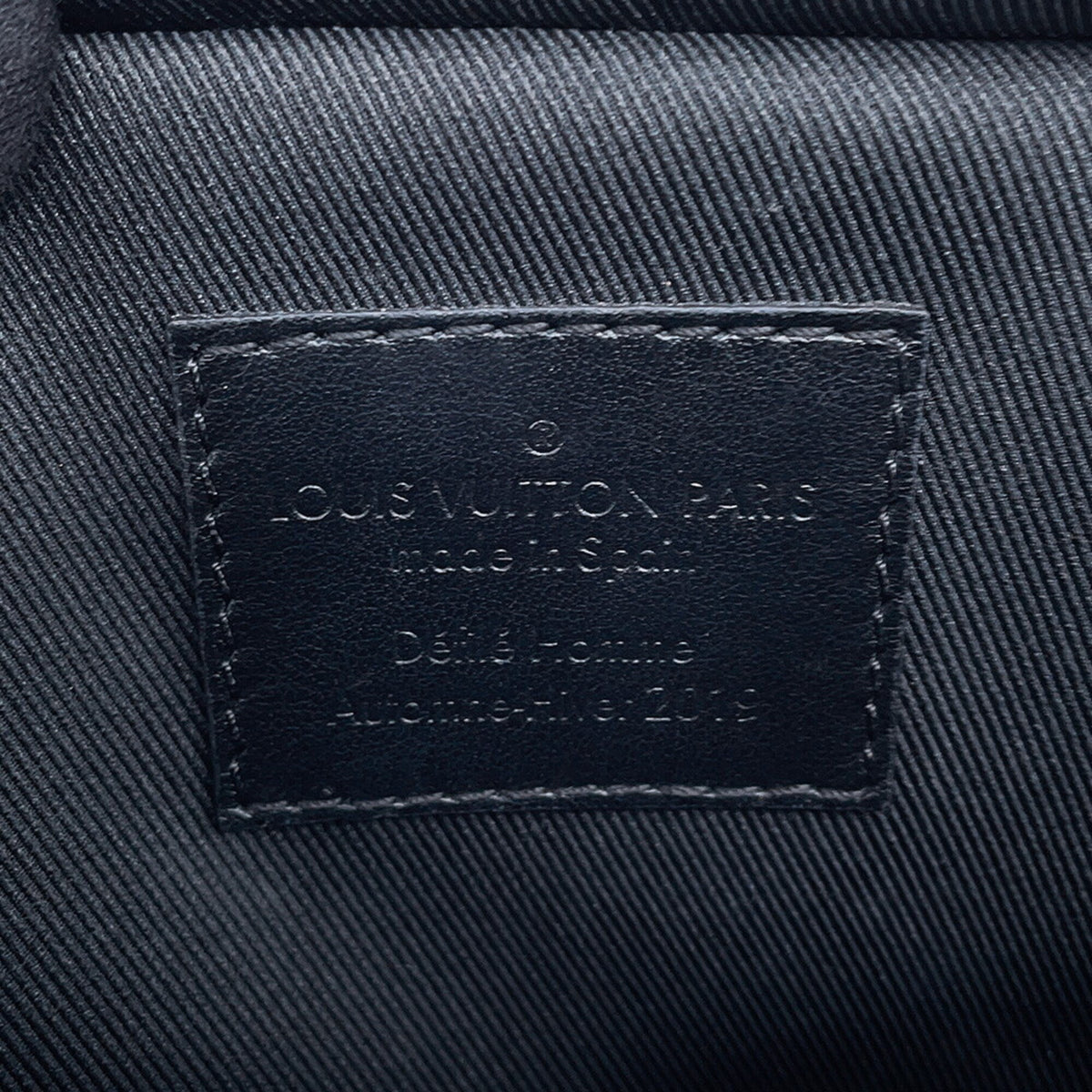 Louis Vuitton Taiga Black Noir Taiga Leather Shoulder Bag (Pre-Owned)