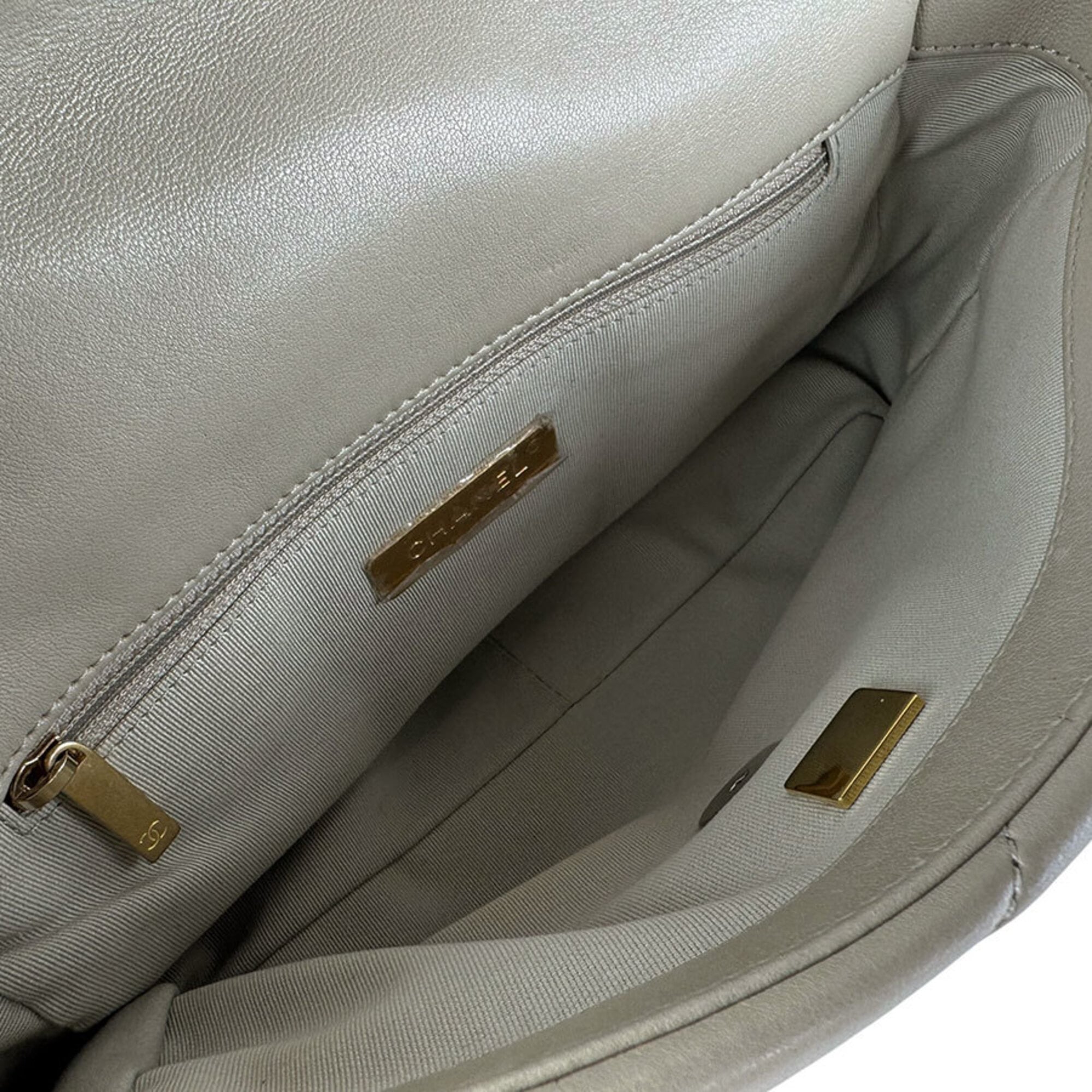 Chanel Gray Leather Shoulder Bag (Pre-Owned)