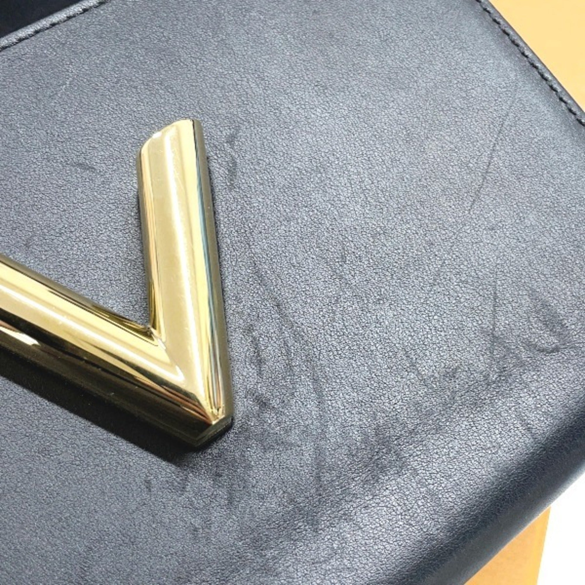 Louis Vuitton Black Leather Shoulder Bag (Pre-Owned)