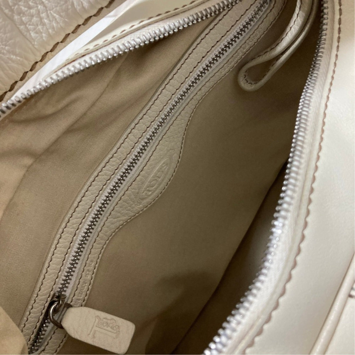 Tod's White Leather Shoulder Bag (Pre-Owned)