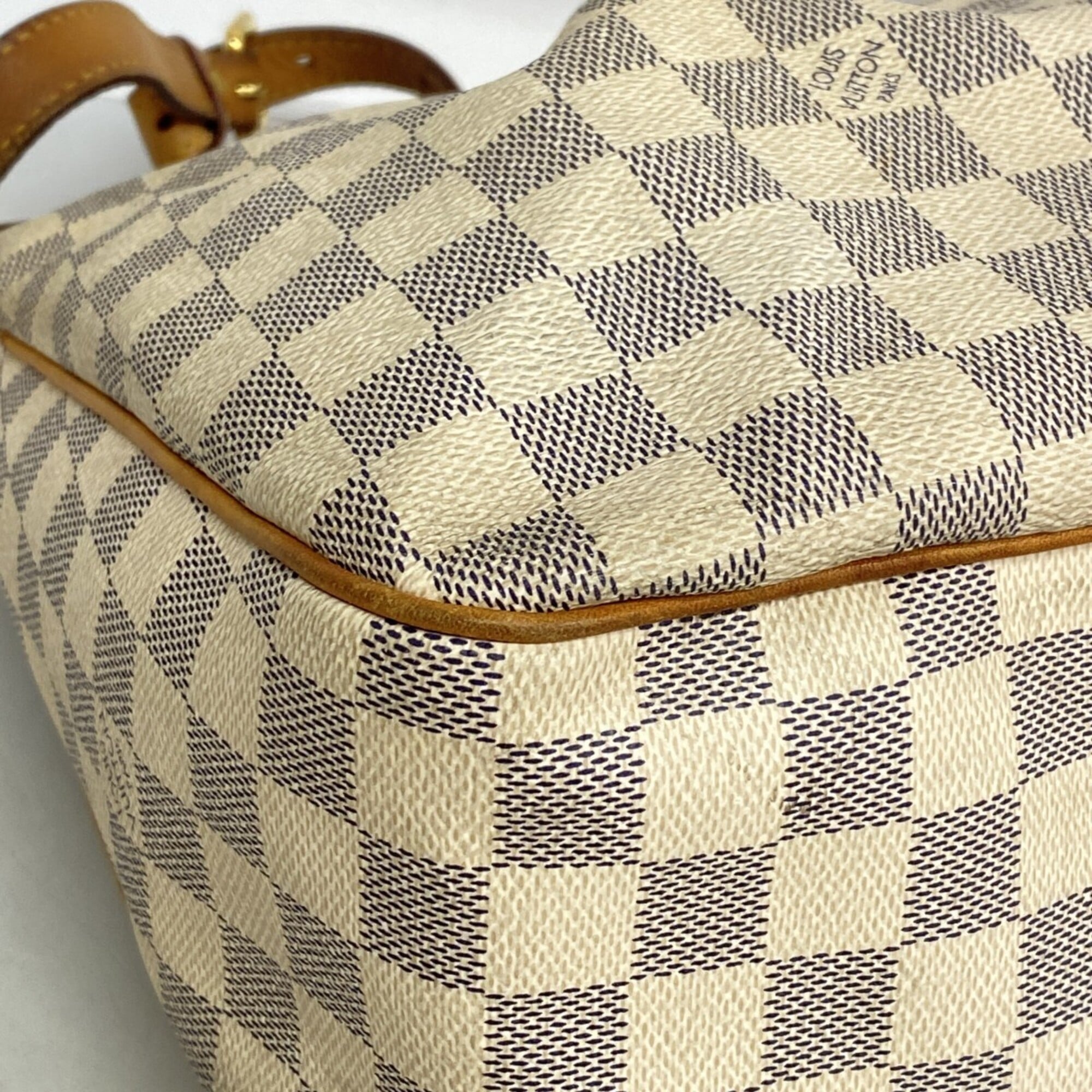 Louis Vuitton White Shoulder Bag (Pre-Owned)