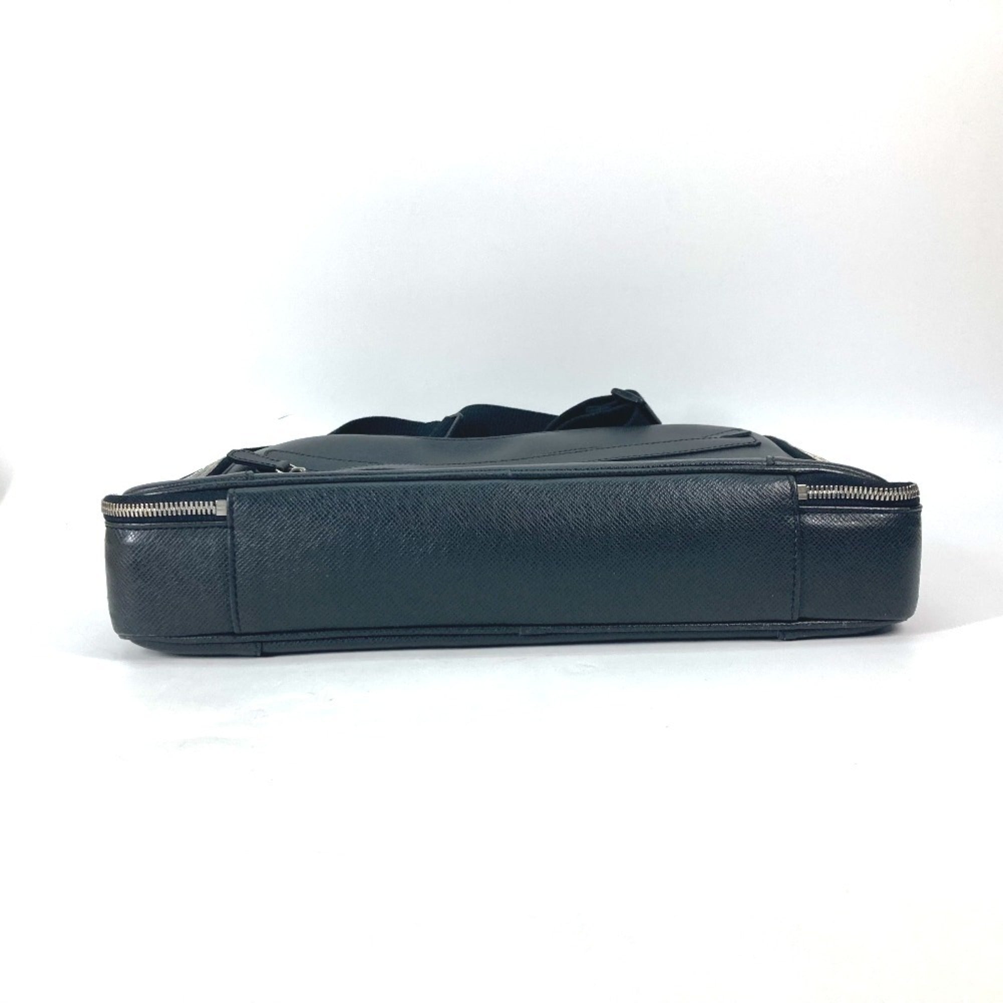 Louis Vuitton Ardoise Black Taiga Leather Handbag Shoulder Bag (Pre-Owned)