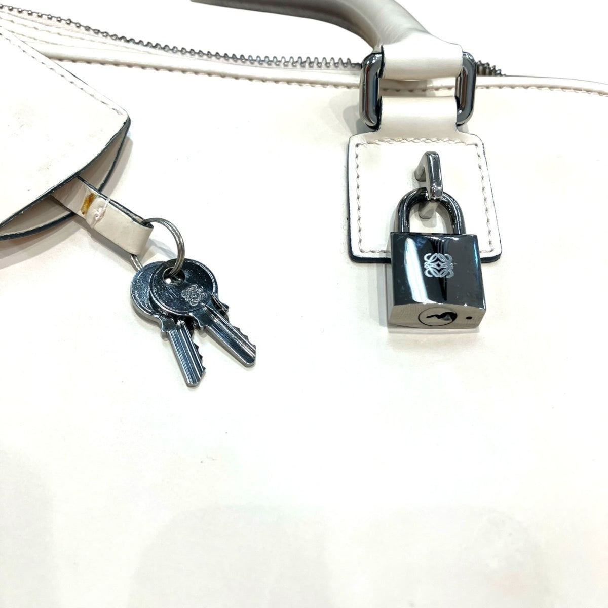 Loewe White Leather Handbag (Pre-Owned)