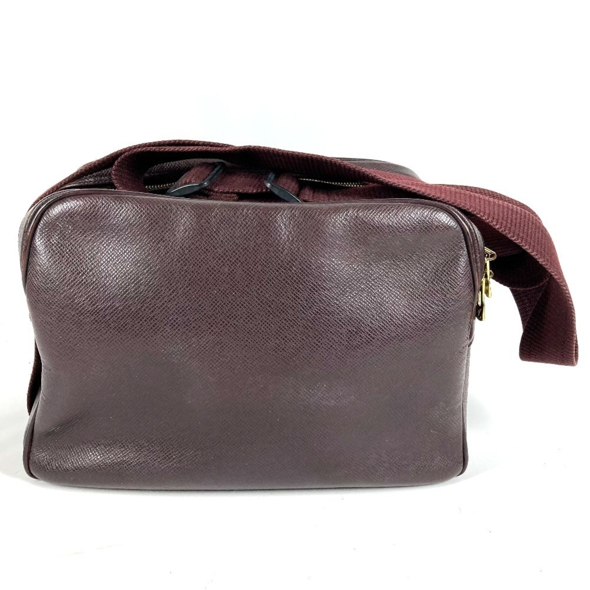 Louis Vuitton Purple Taiga Leather Shoulder Bag (Pre-Owned)
