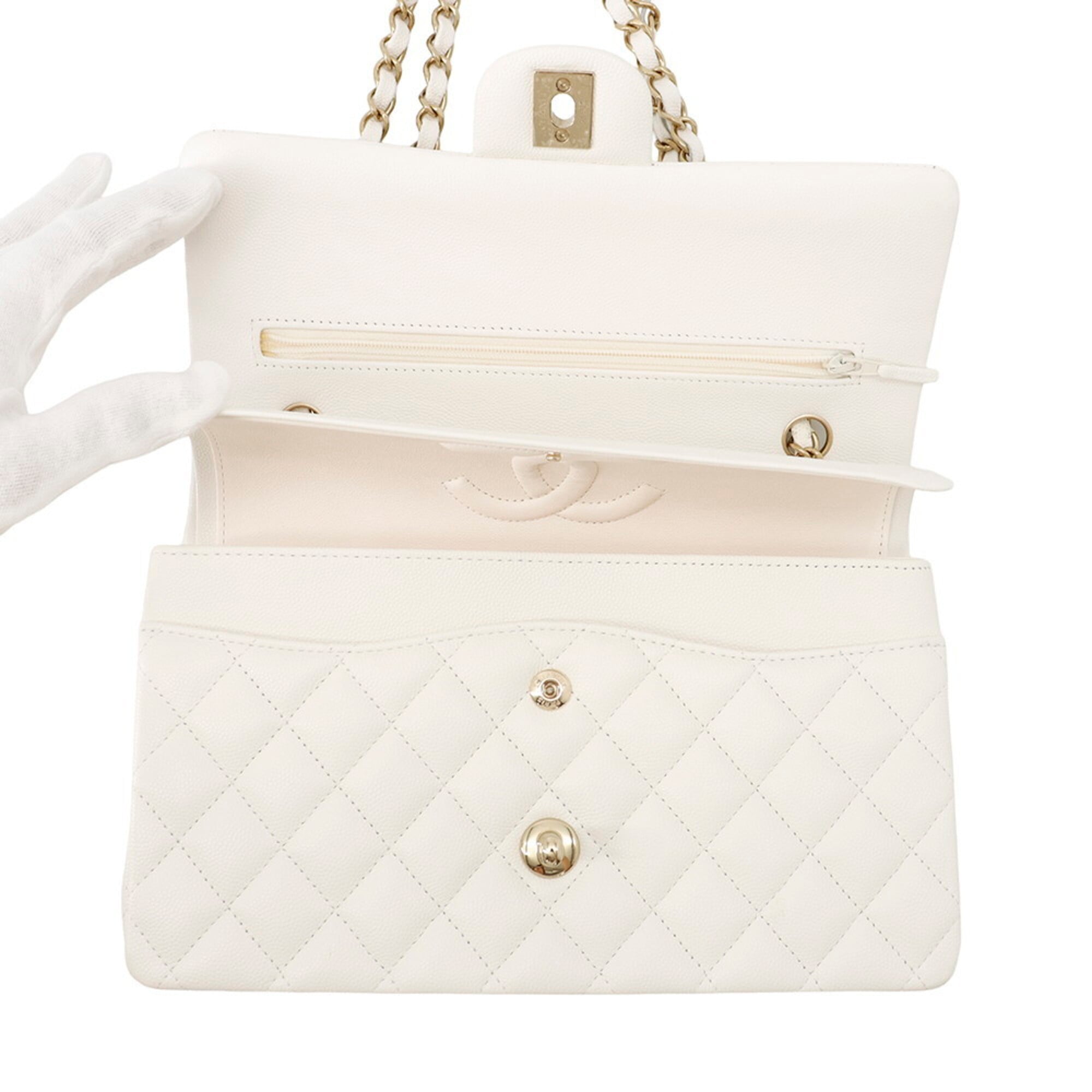 Chanel Matelasse White Grained Calfskin Handbag Shoulder Bag (Pre-Owned)