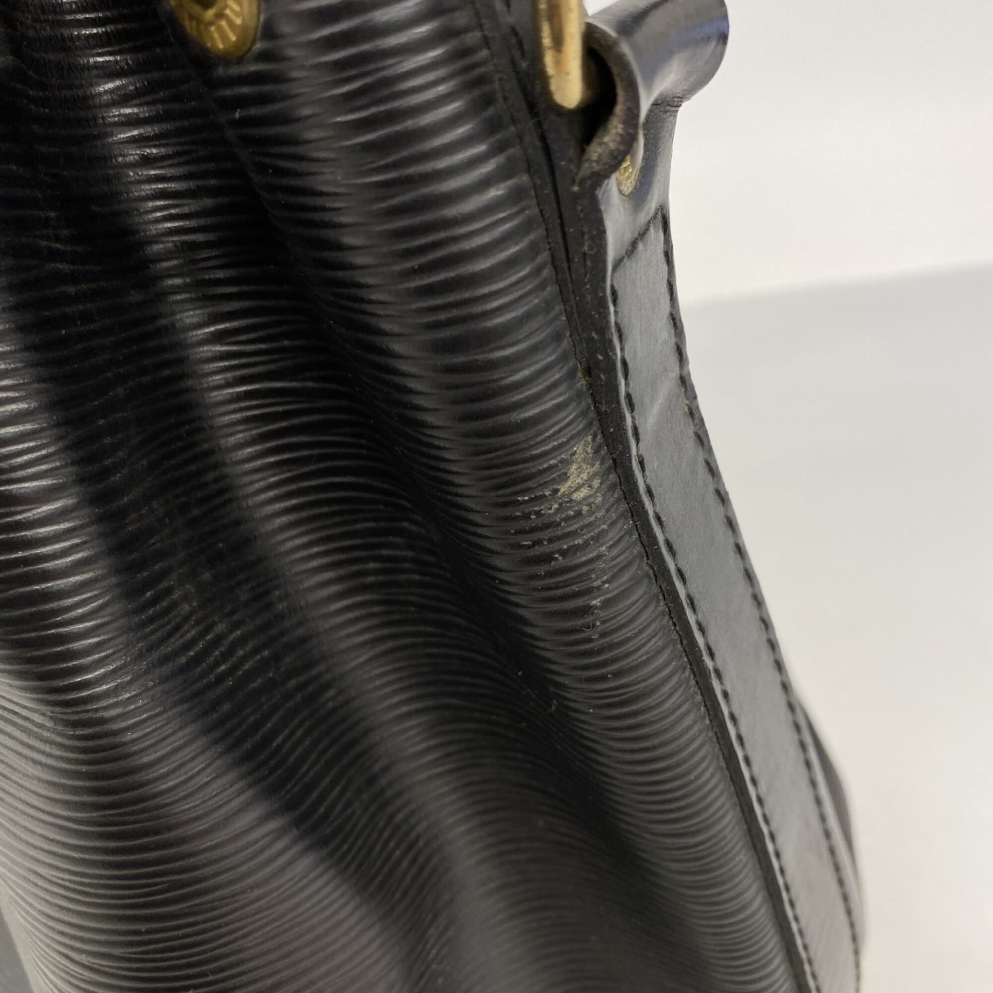 Louis Vuitton Noir Shoulder Bag (Pre-Owned)