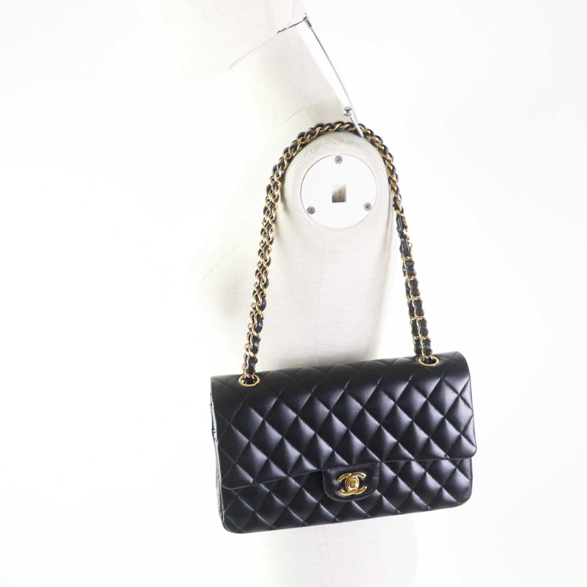Chanel Black Leather Shoulder Bag (Pre-Owned)