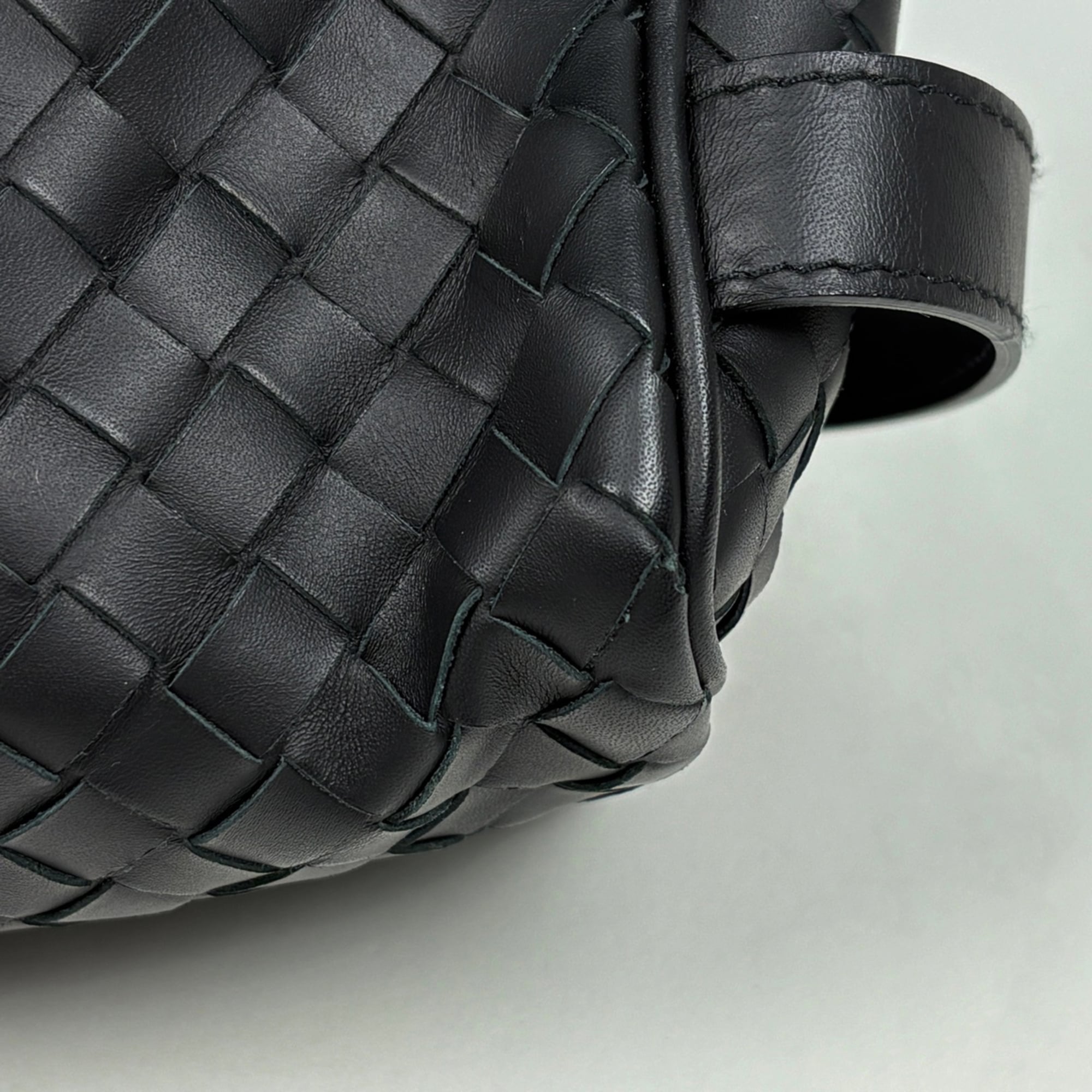 Bottega Veneta Intrecciato Black Leather Handbag (Pre-Owned)