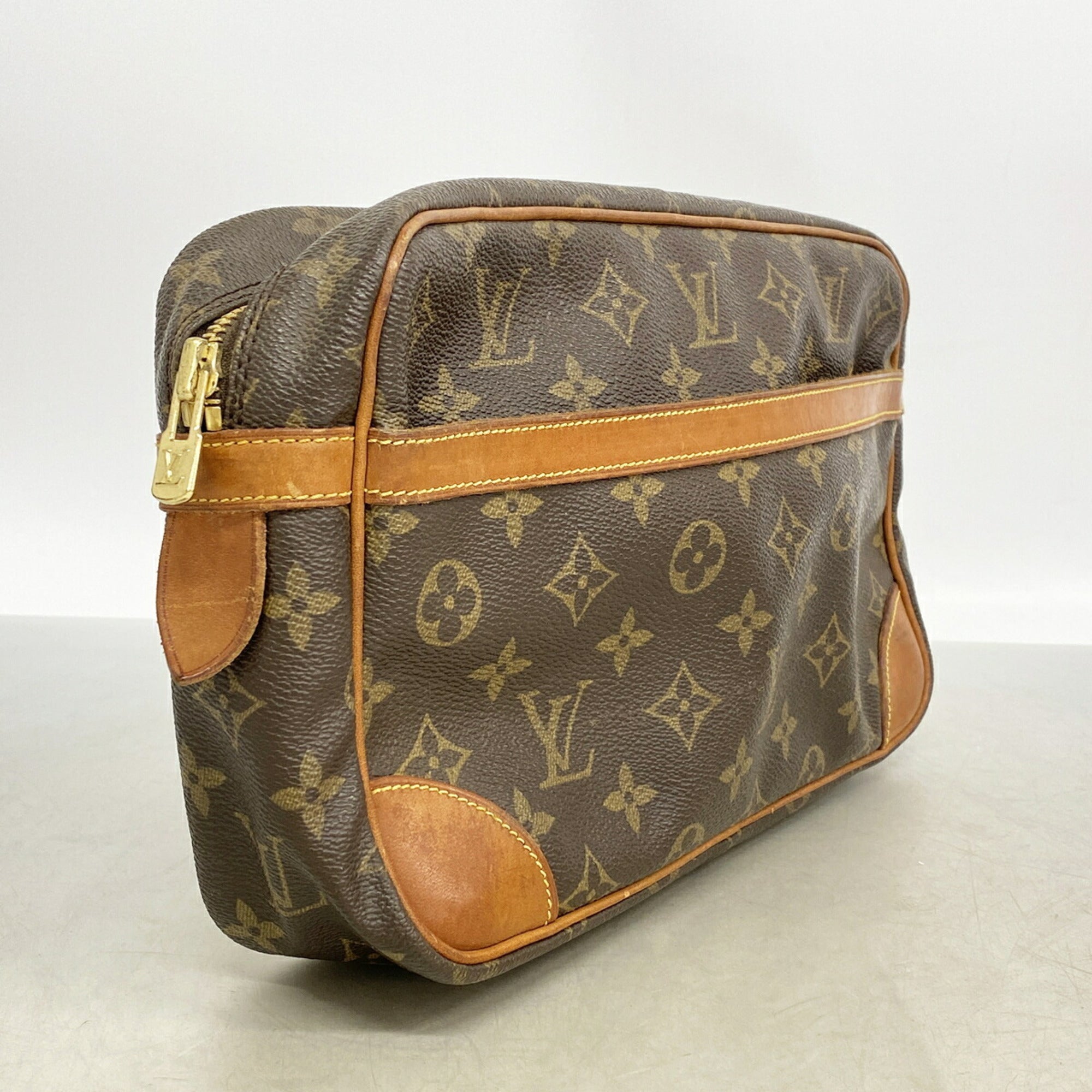 Louis Vuitton Brown Clutch Bag (Pre-Owned)
