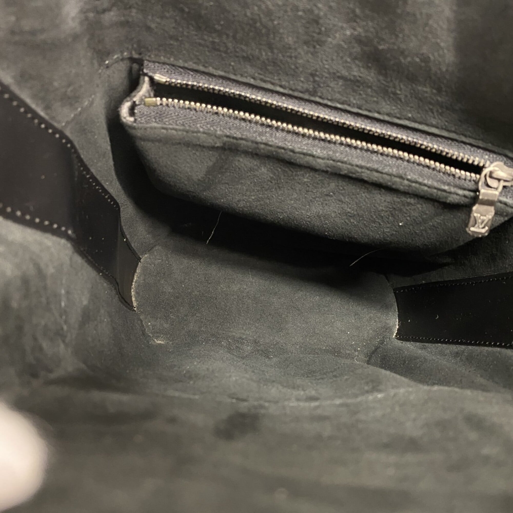 Louis Vuitton Noir Shoulder Bag (Pre-Owned)