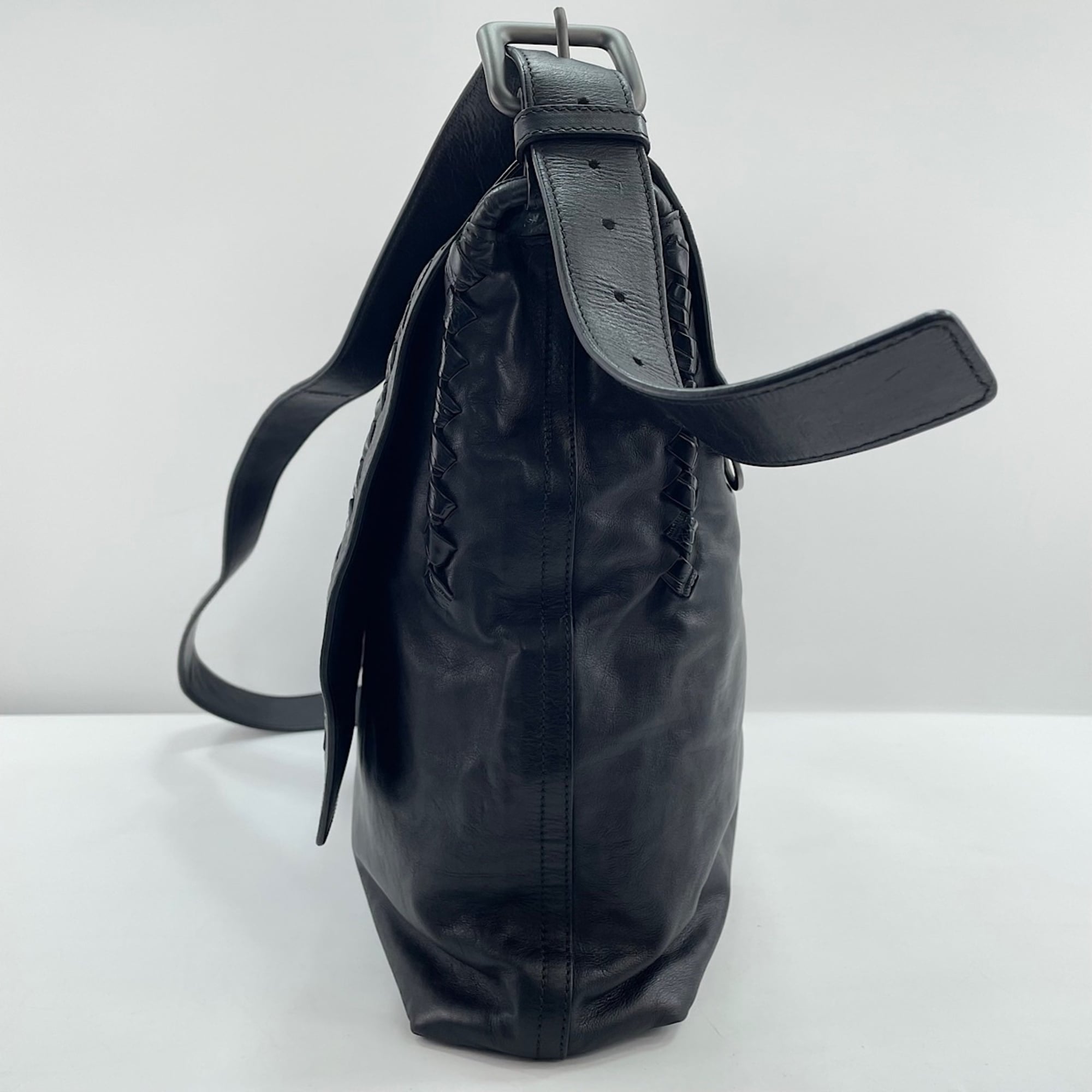 Bottega Veneta Black Messenger Bag (Pre-Owned)