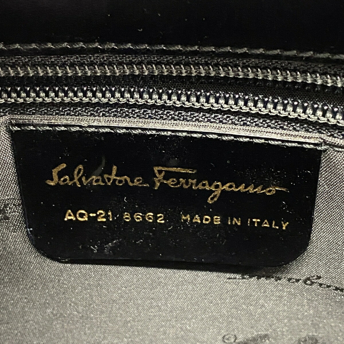 Salvatore Ferragamo Black Leather Shoulder Bag (Pre-Owned)