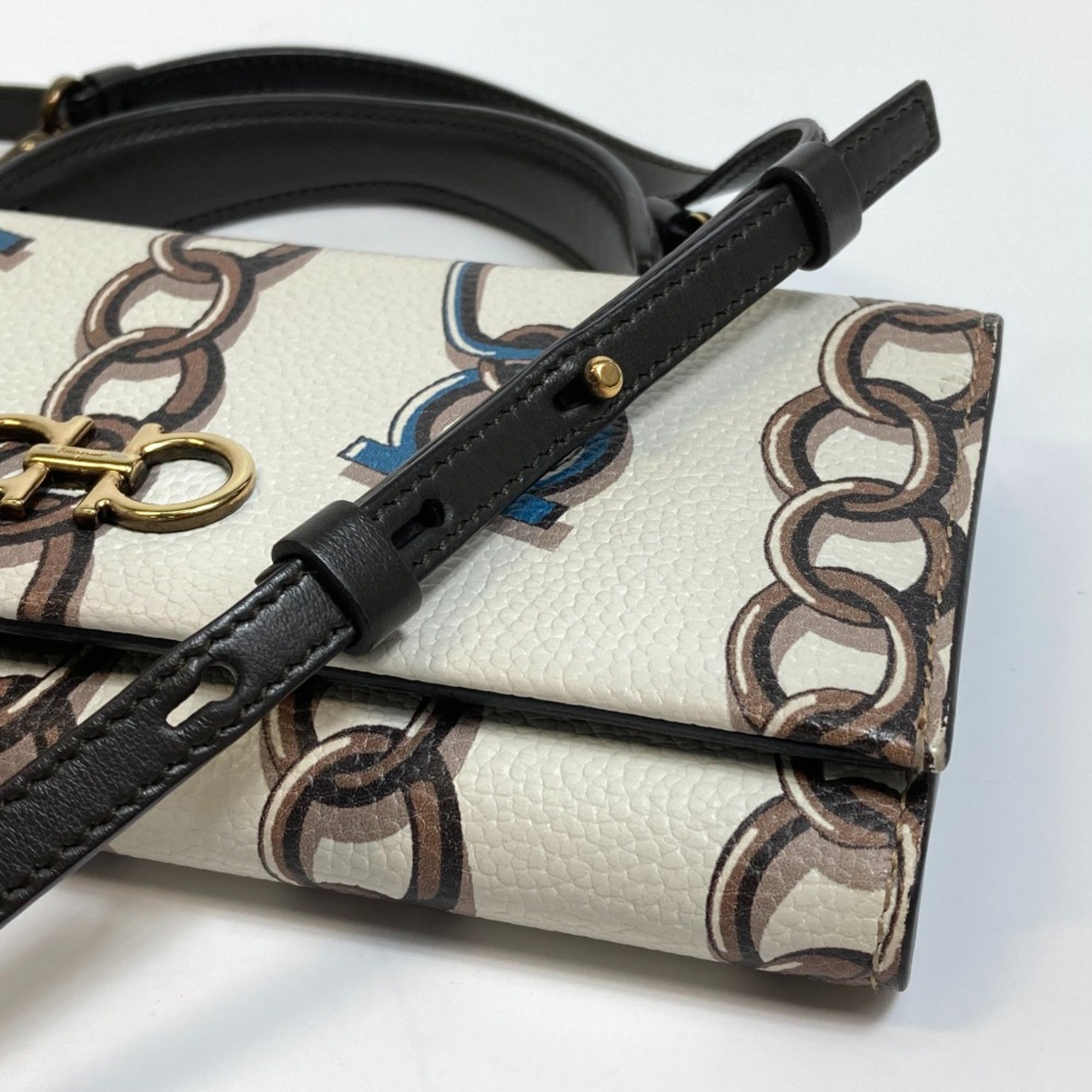 Salvatore Ferragamo White Leather Handbag (Pre-Owned)