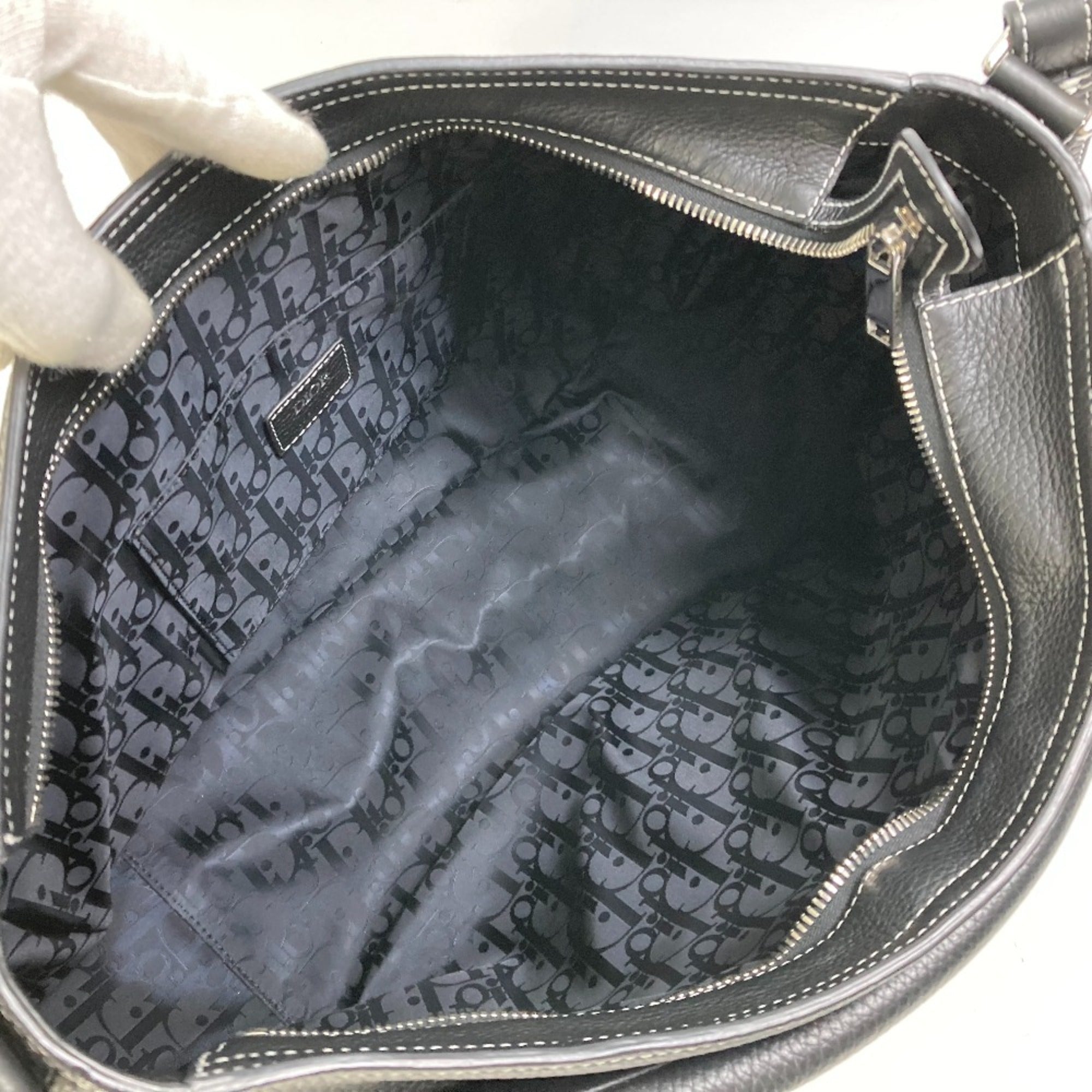 Christian Dior Black Leather Shoulder Bag (Pre-Owned)