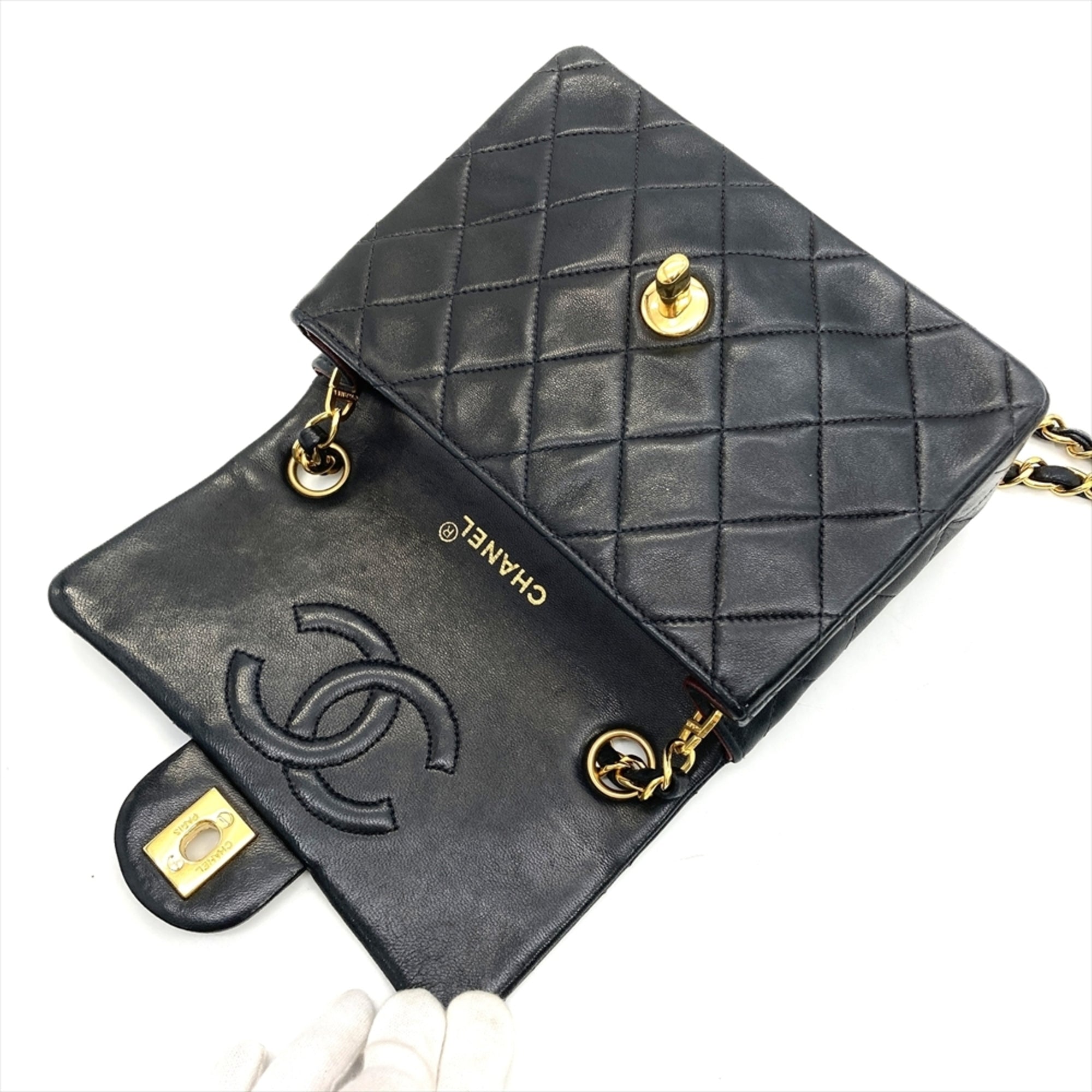 Chanel Black Leather Shoulder Bag (Pre-Owned)