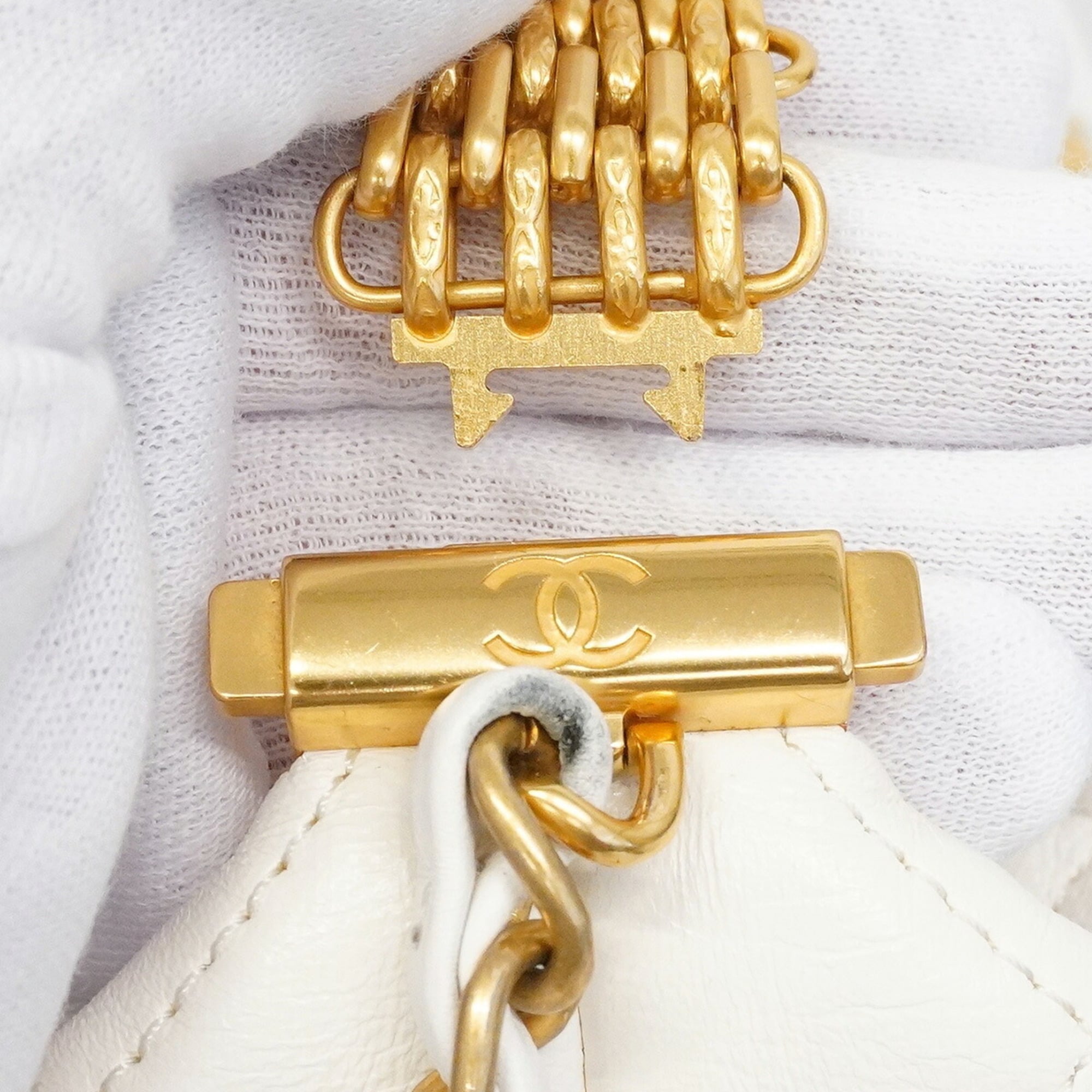 Chanel White Leather Handbag (Pre-Owned)