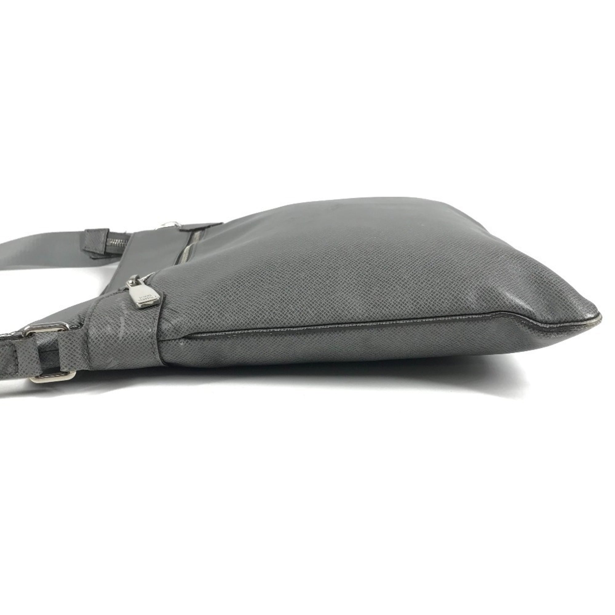 Louis Vuitton Glacier Gray Taiga Leather Leather Pochette Shoulder Bag (Pre-Owned)